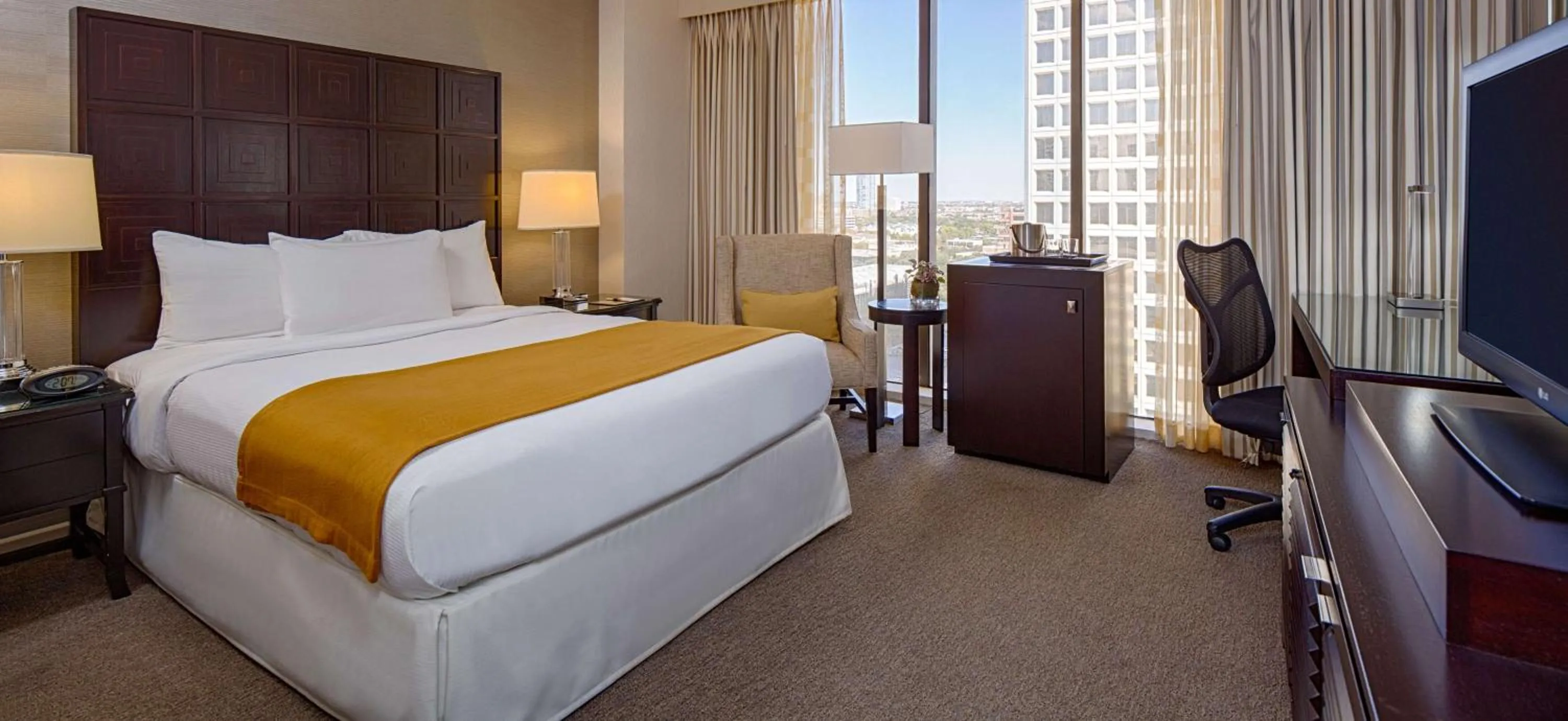 Bed in DoubleTree by Hilton Hotel Houston Greenway Plaza