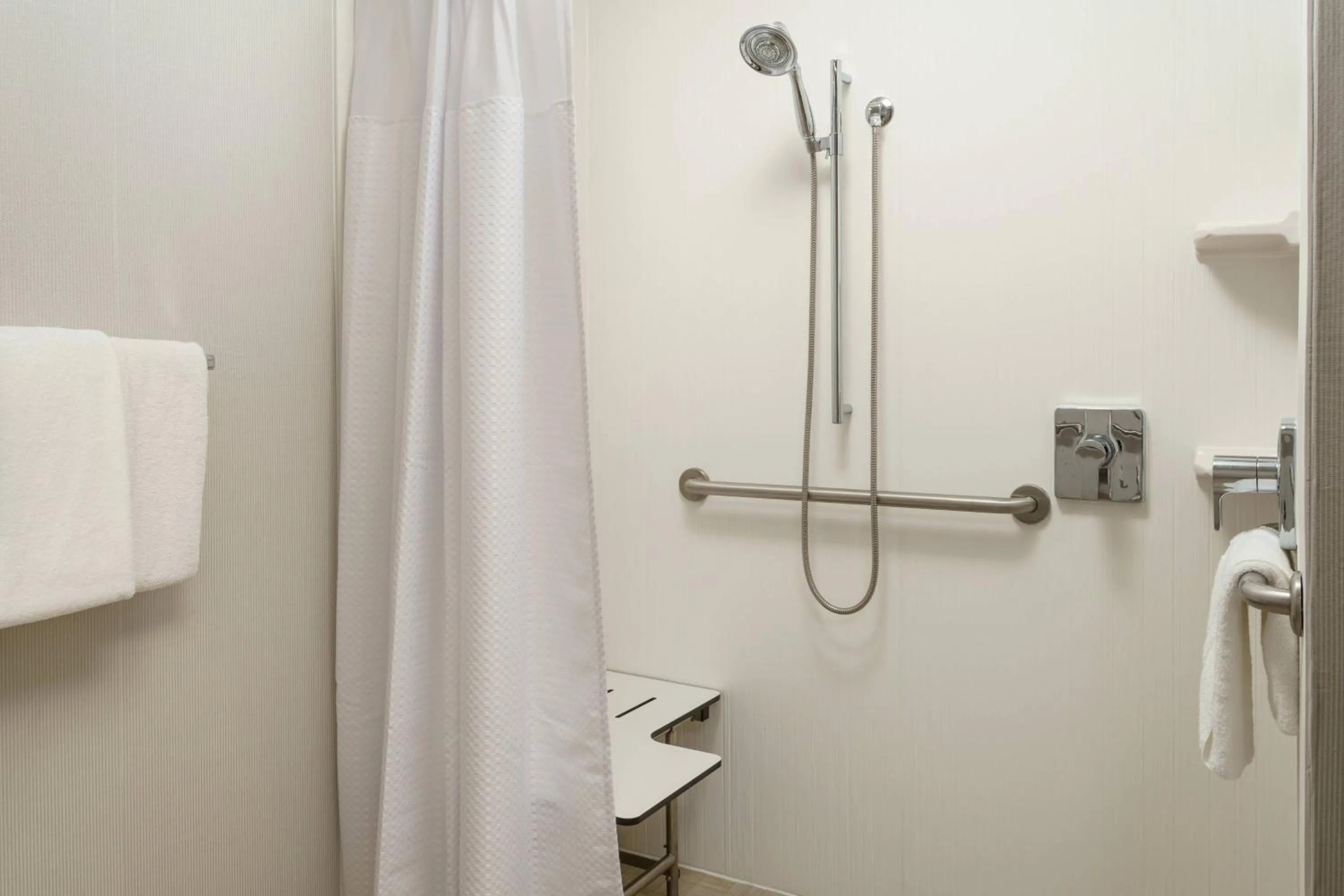 Bathroom in Courtyard Houston Downtown Convention Center