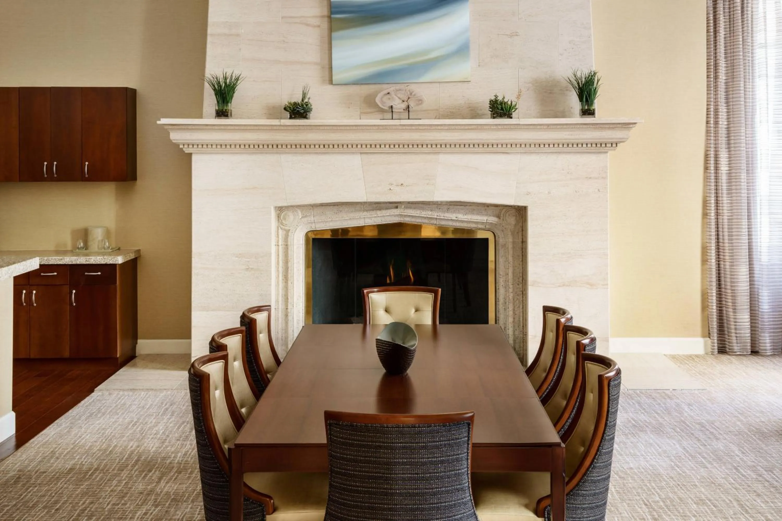 Photo of the whole room in Courtyard Houston Downtown Convention Center