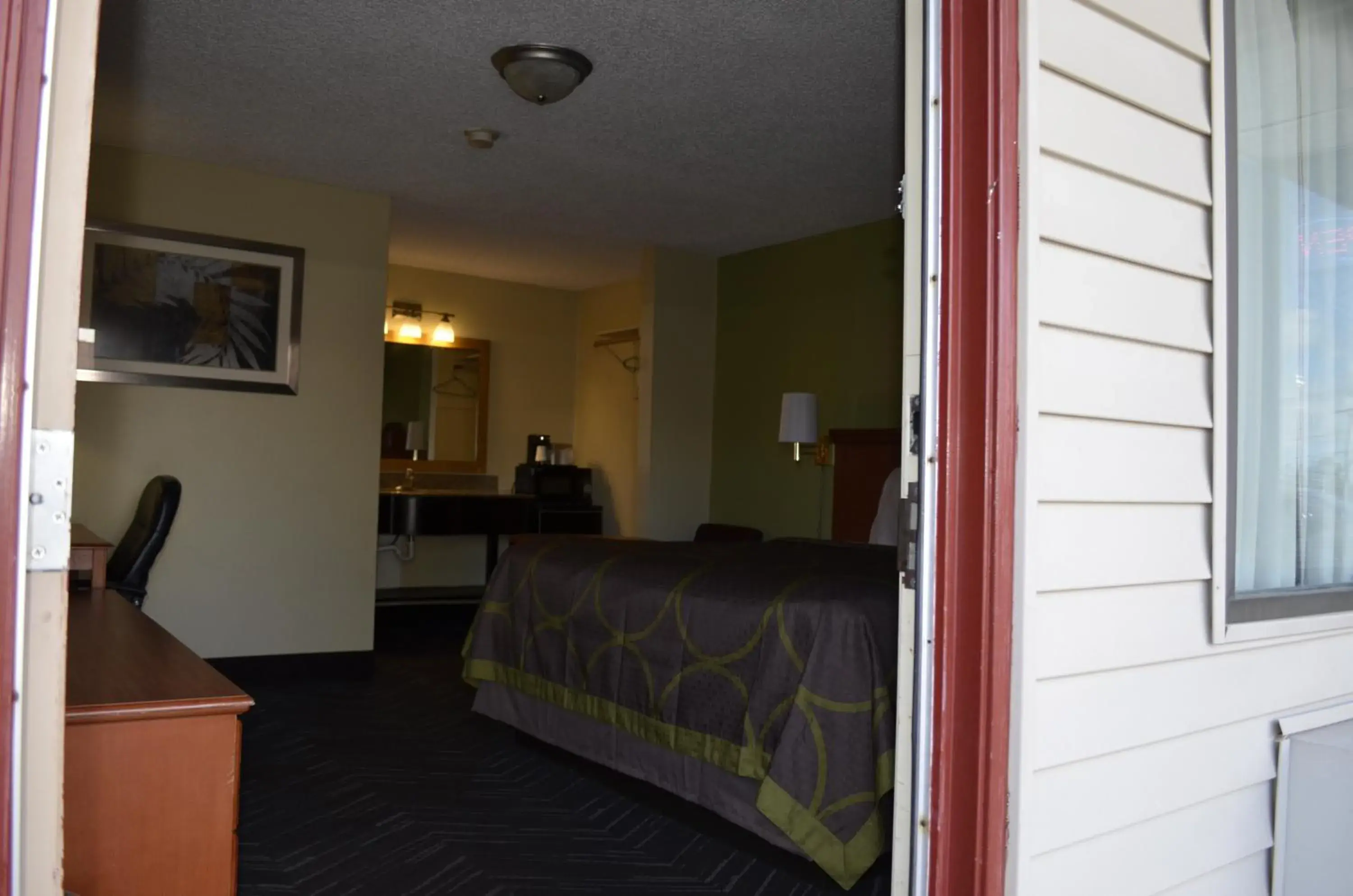 Photo of the whole room, Bed in Budget Inn Williamsville