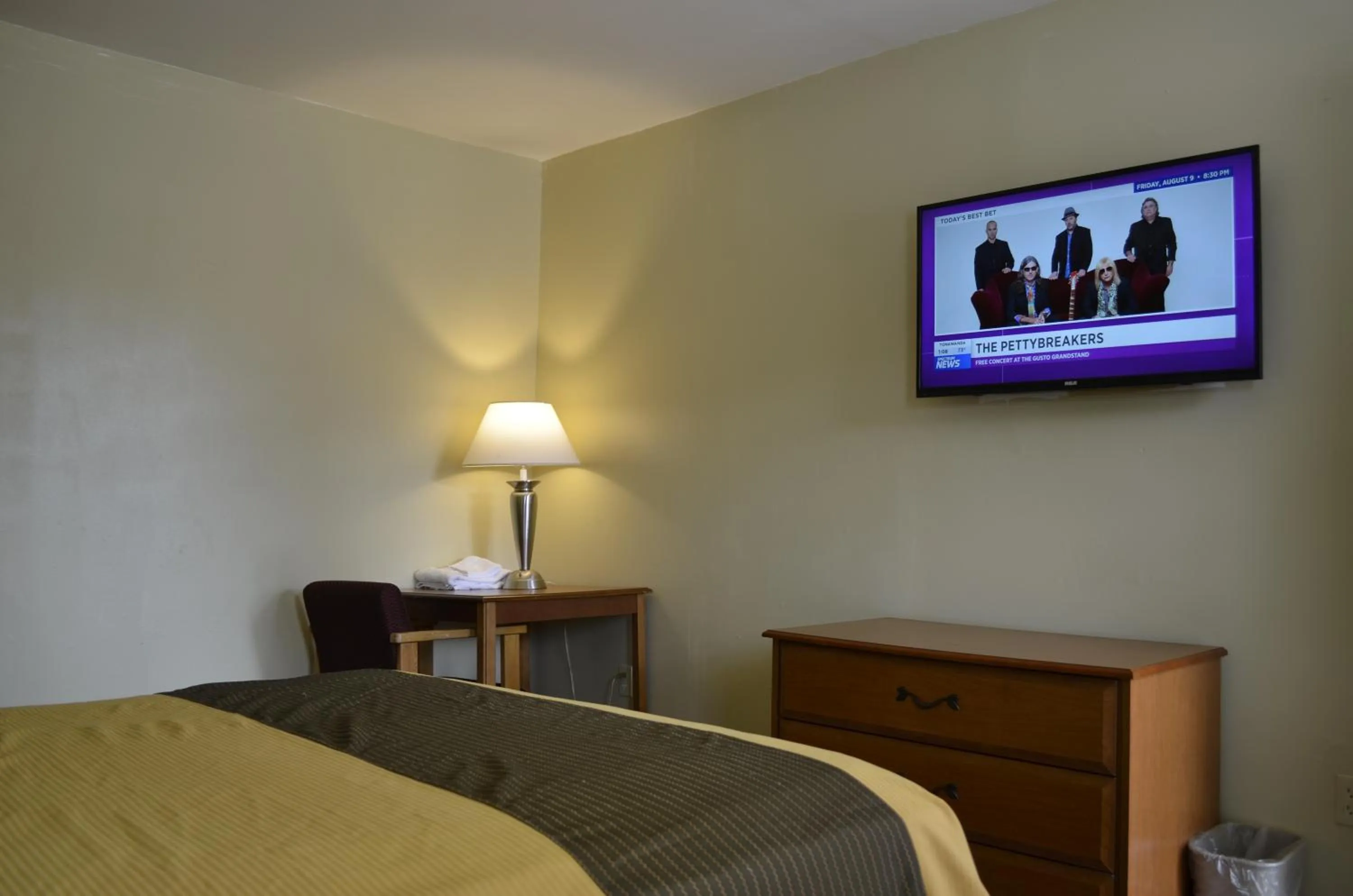 TV and multimedia, TV/Entertainment Center in Budget Inn Williamsville
