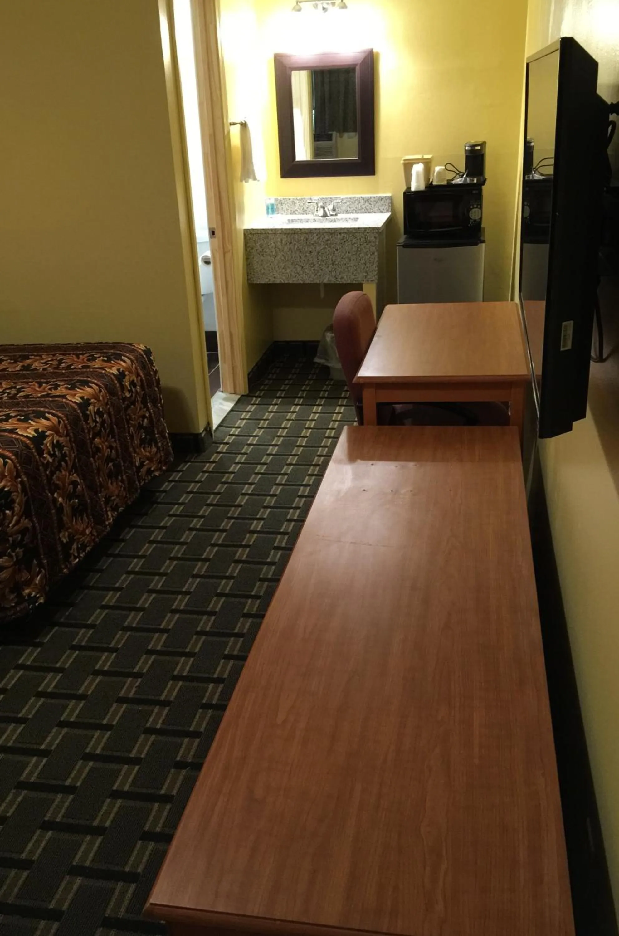 TV and multimedia, Seating Area in Budget Inn Williamsville