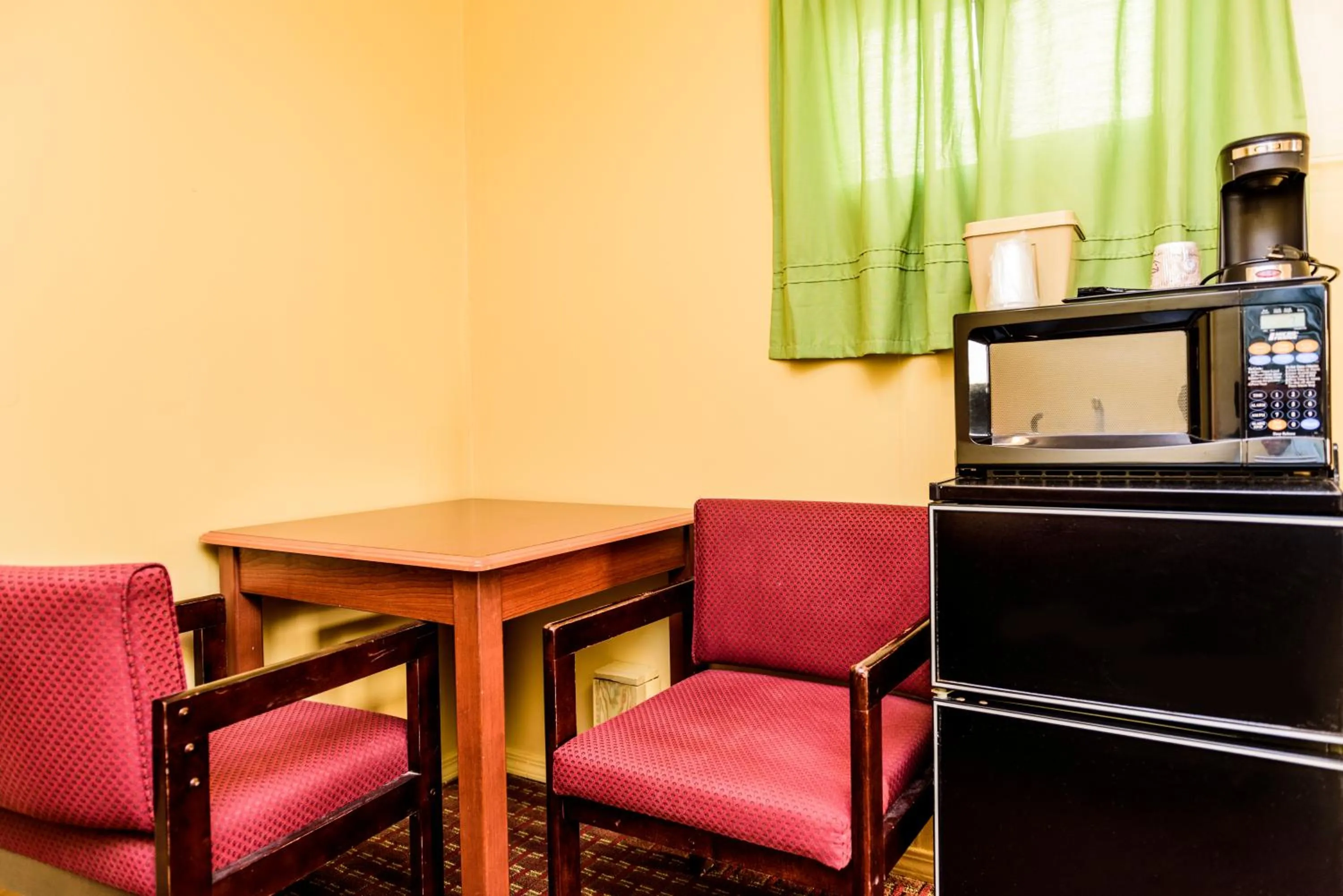 Living room, Seating Area in Budget Inn Williamsville