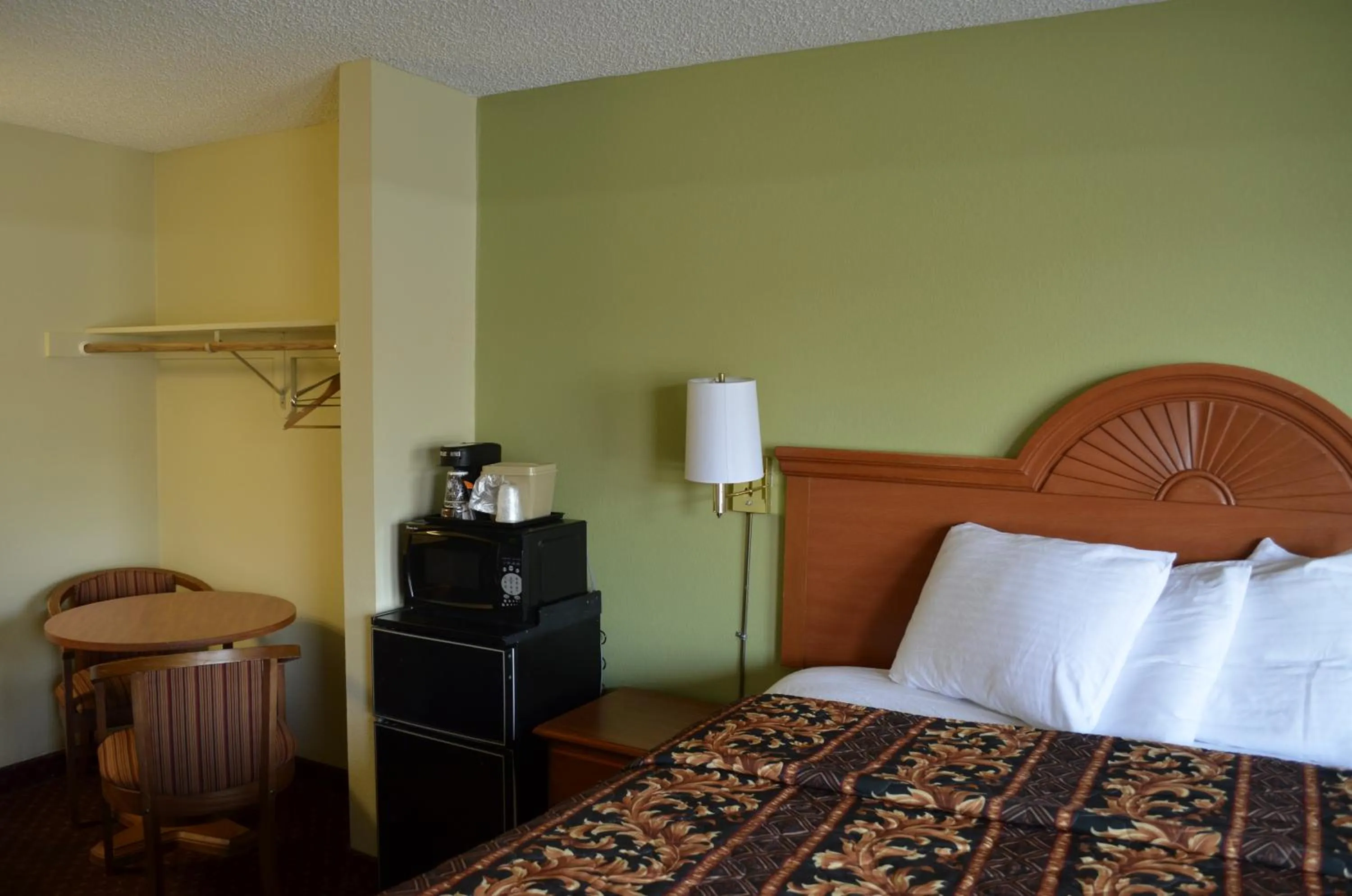 Photo of the whole room in Budget Inn Williamsville