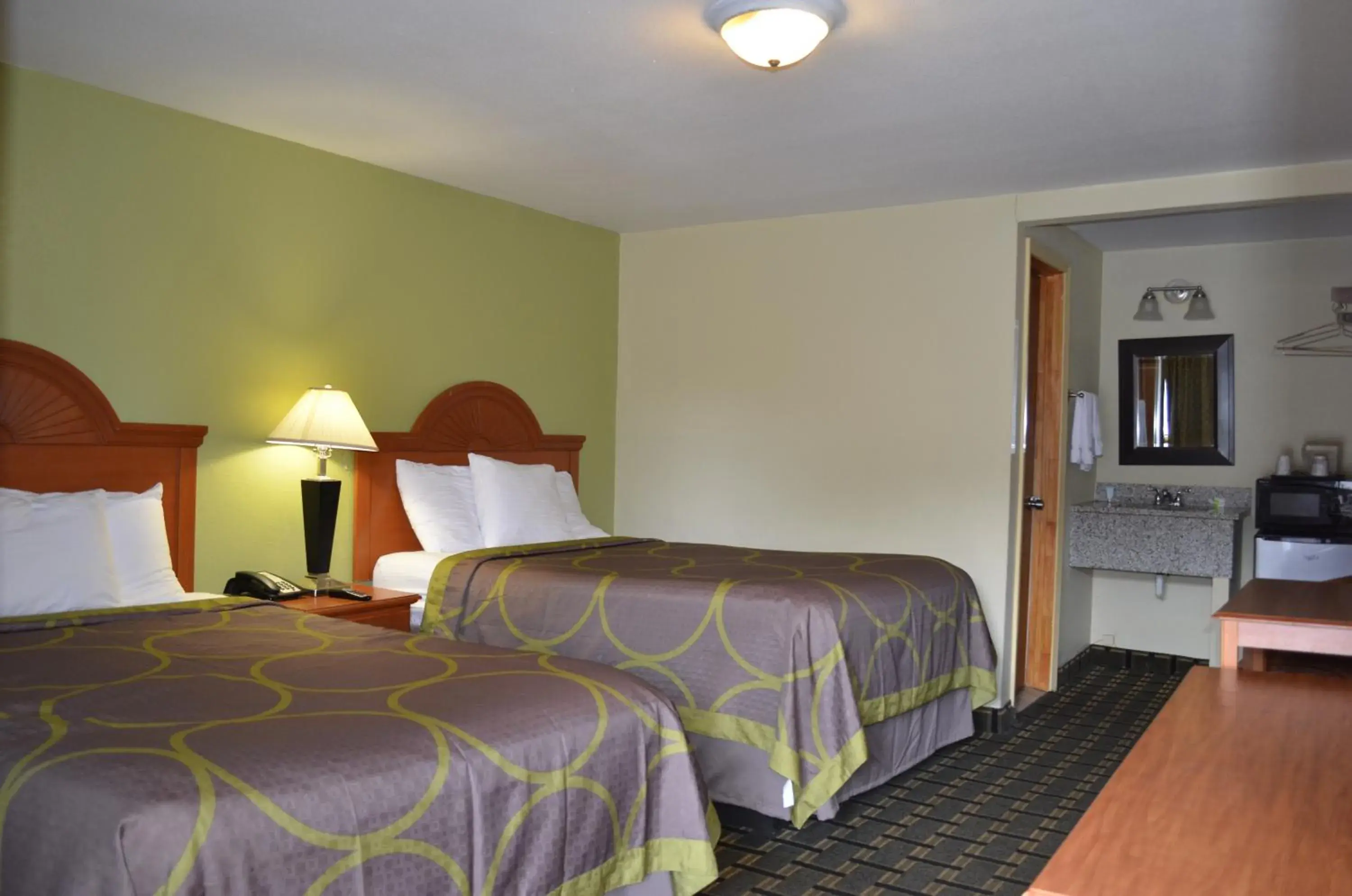 Photo of the whole room, Bed in Budget Inn Williamsville