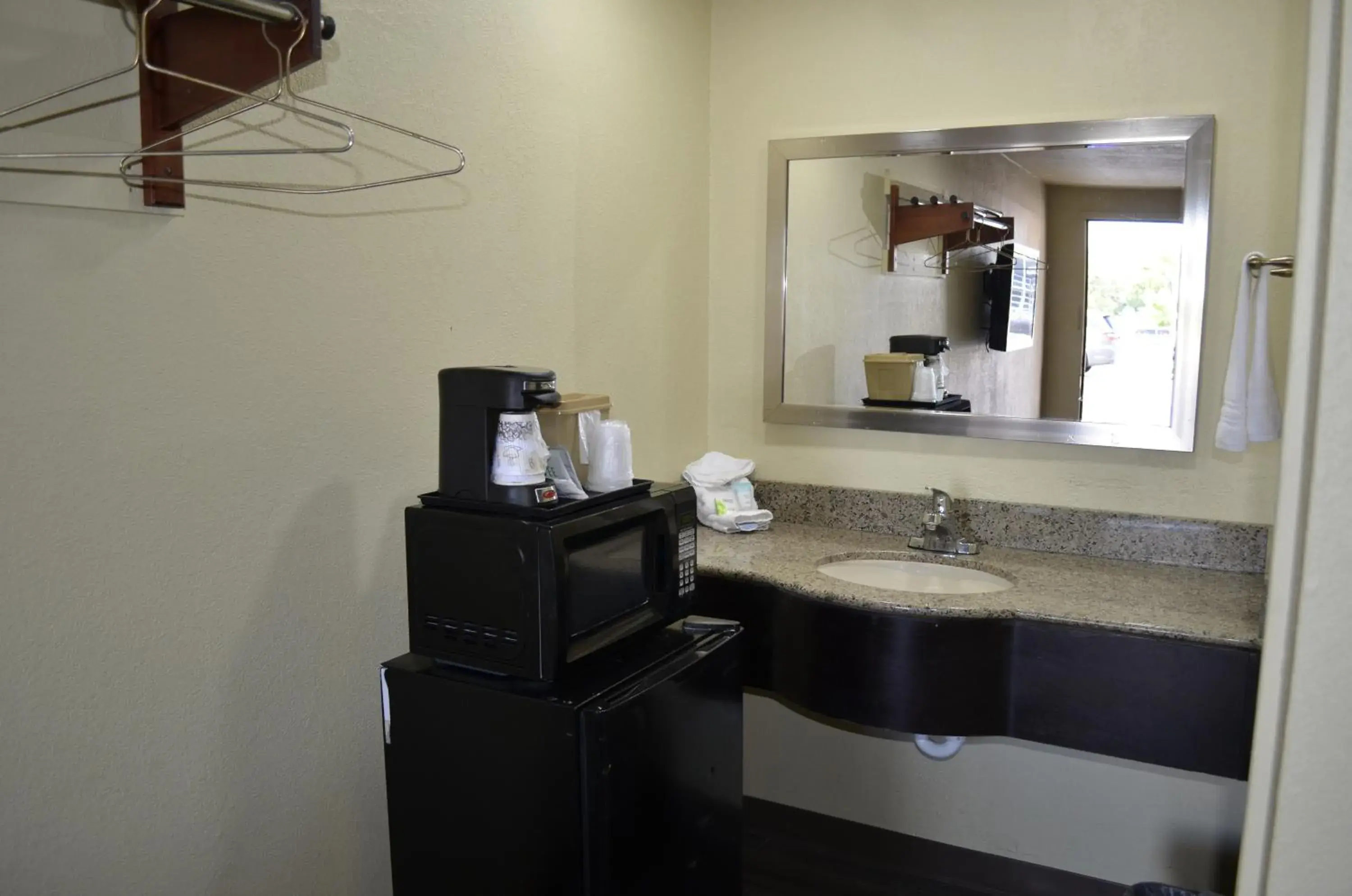 Coffee/tea facilities, Bathroom in Budget Inn Williamsville
