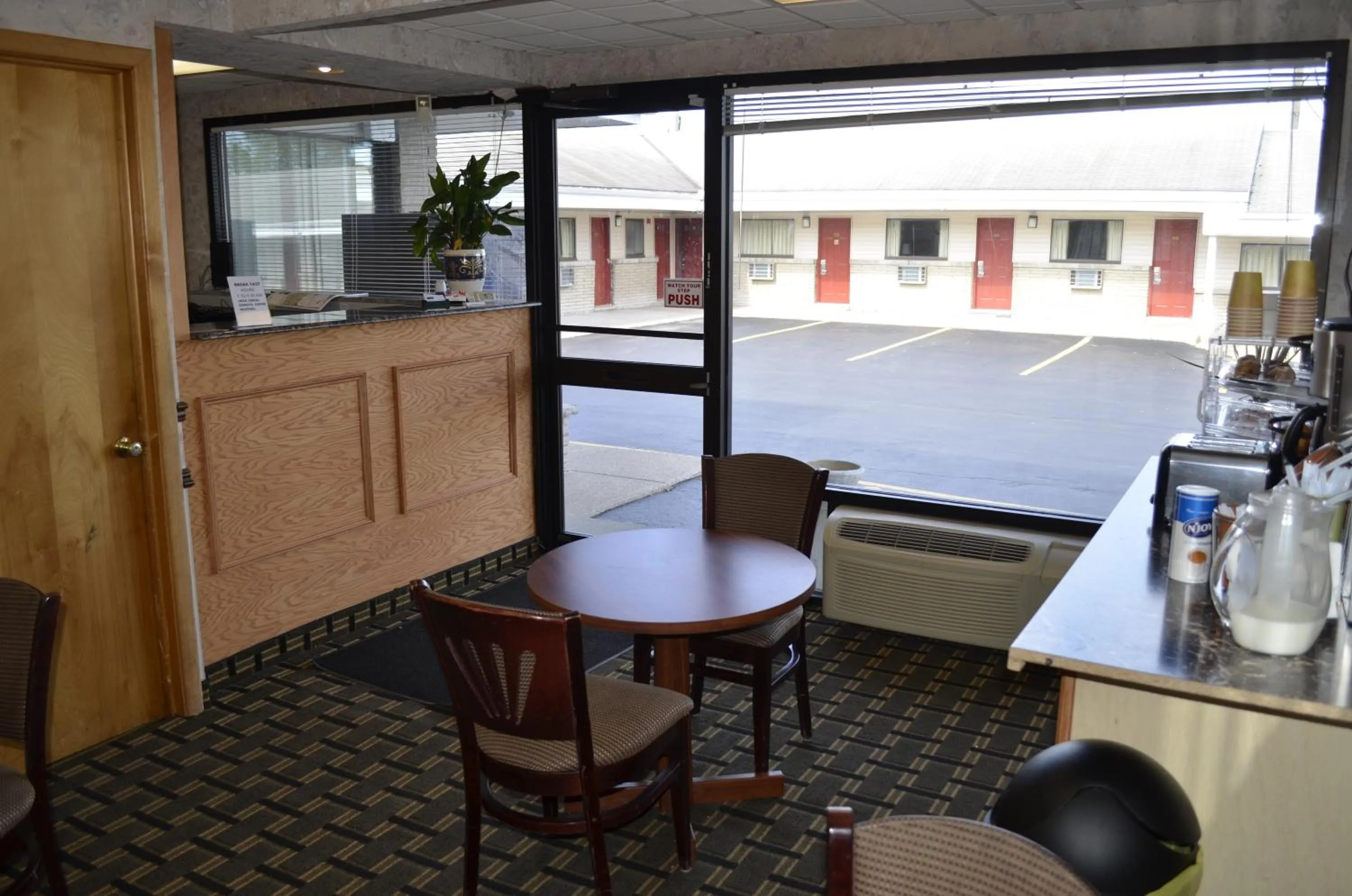 Dining area in Budget Inn Williamsville