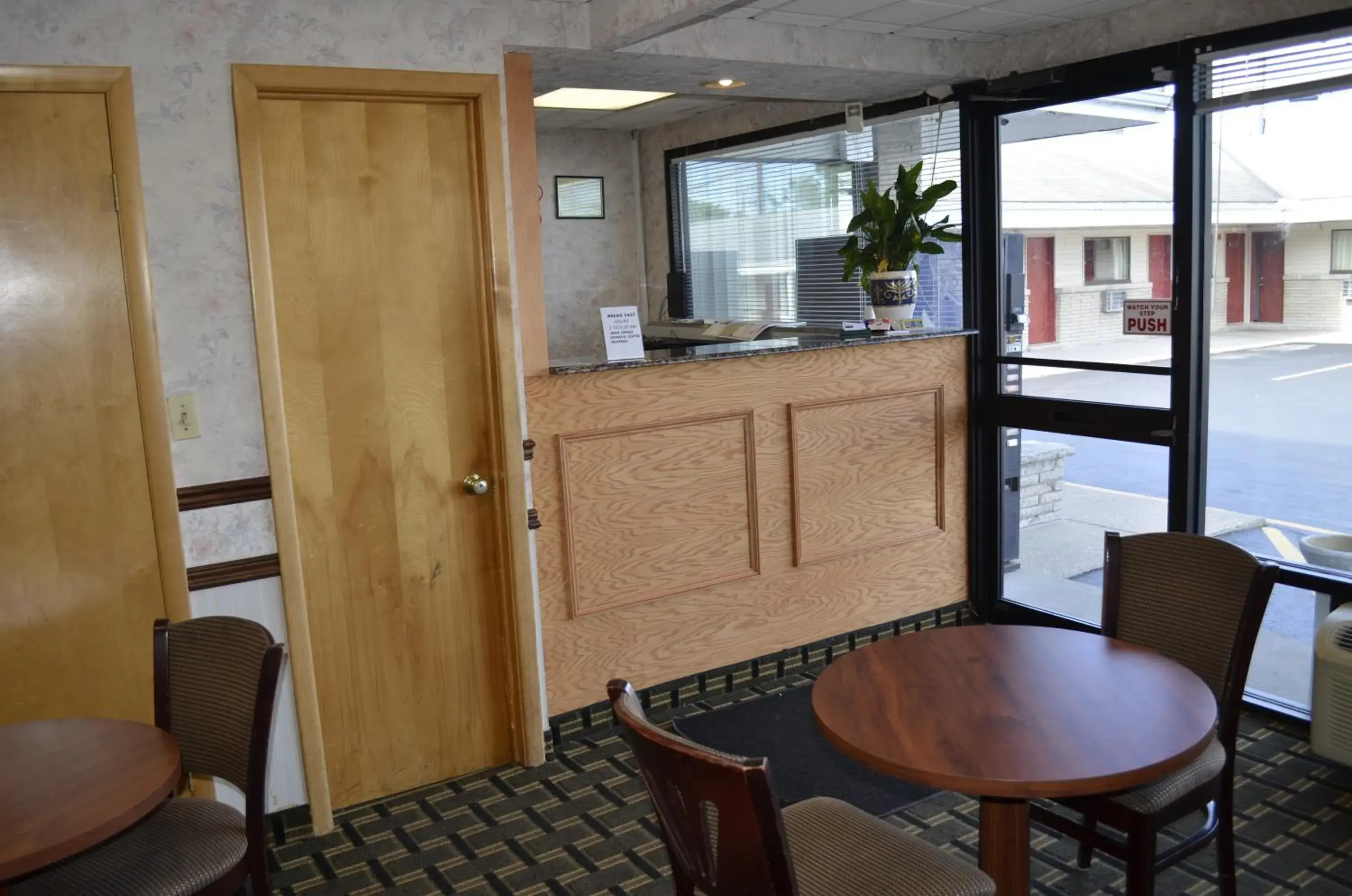 Property building in Budget Inn Williamsville
