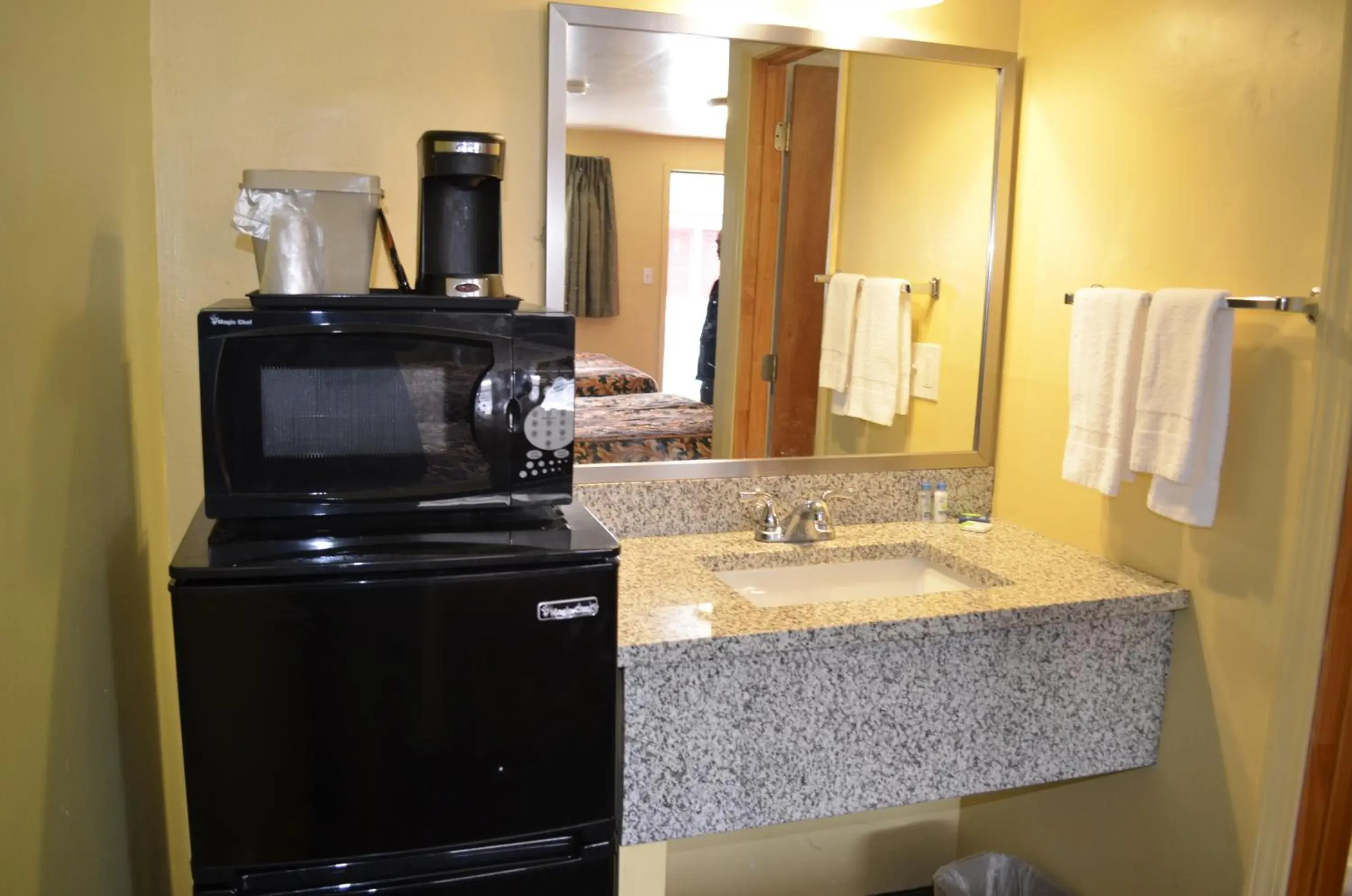 Coffee/tea facilities, Bathroom in Budget Inn Williamsville