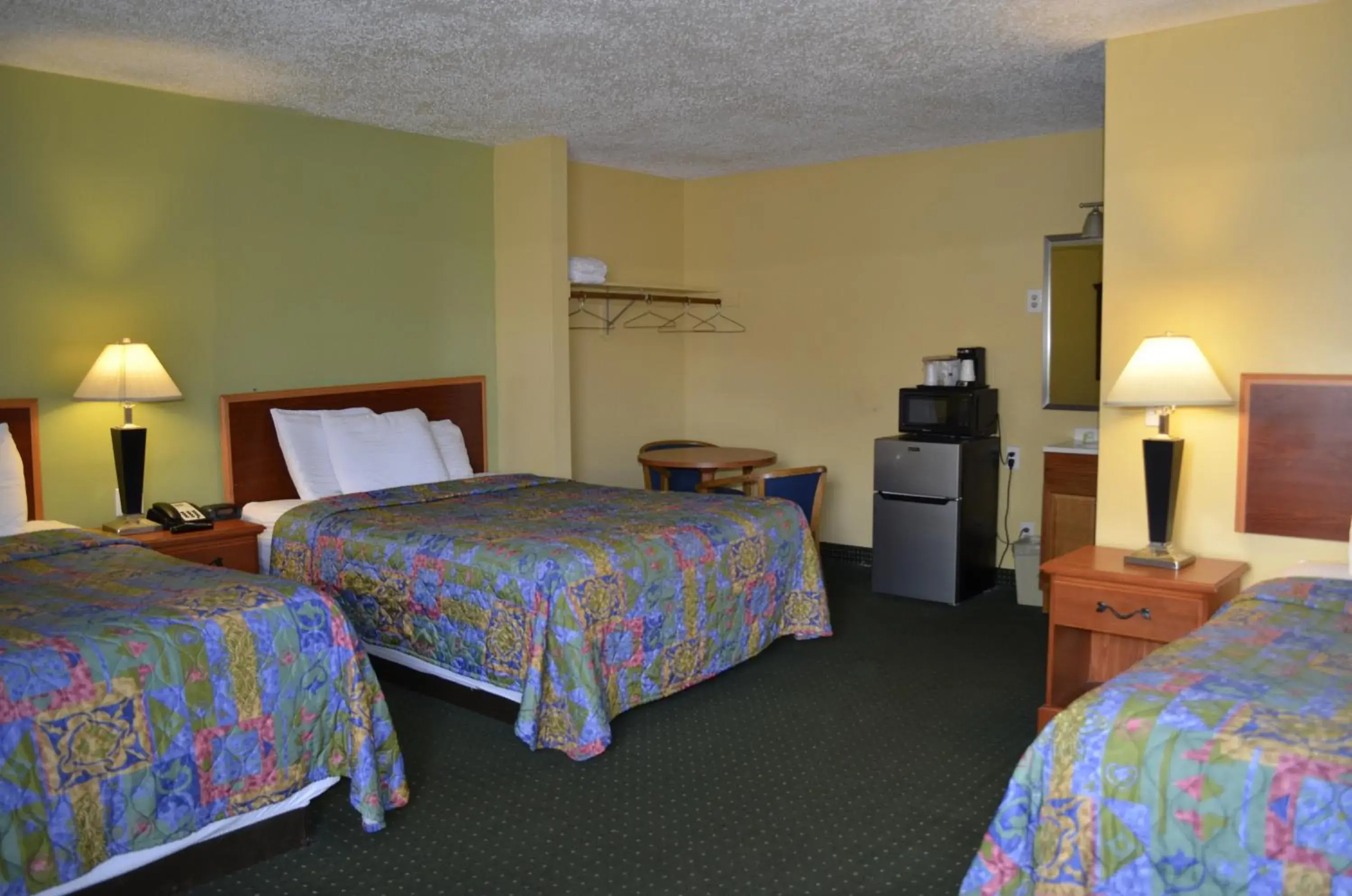Photo of the whole room, Bed in Budget Inn Williamsville