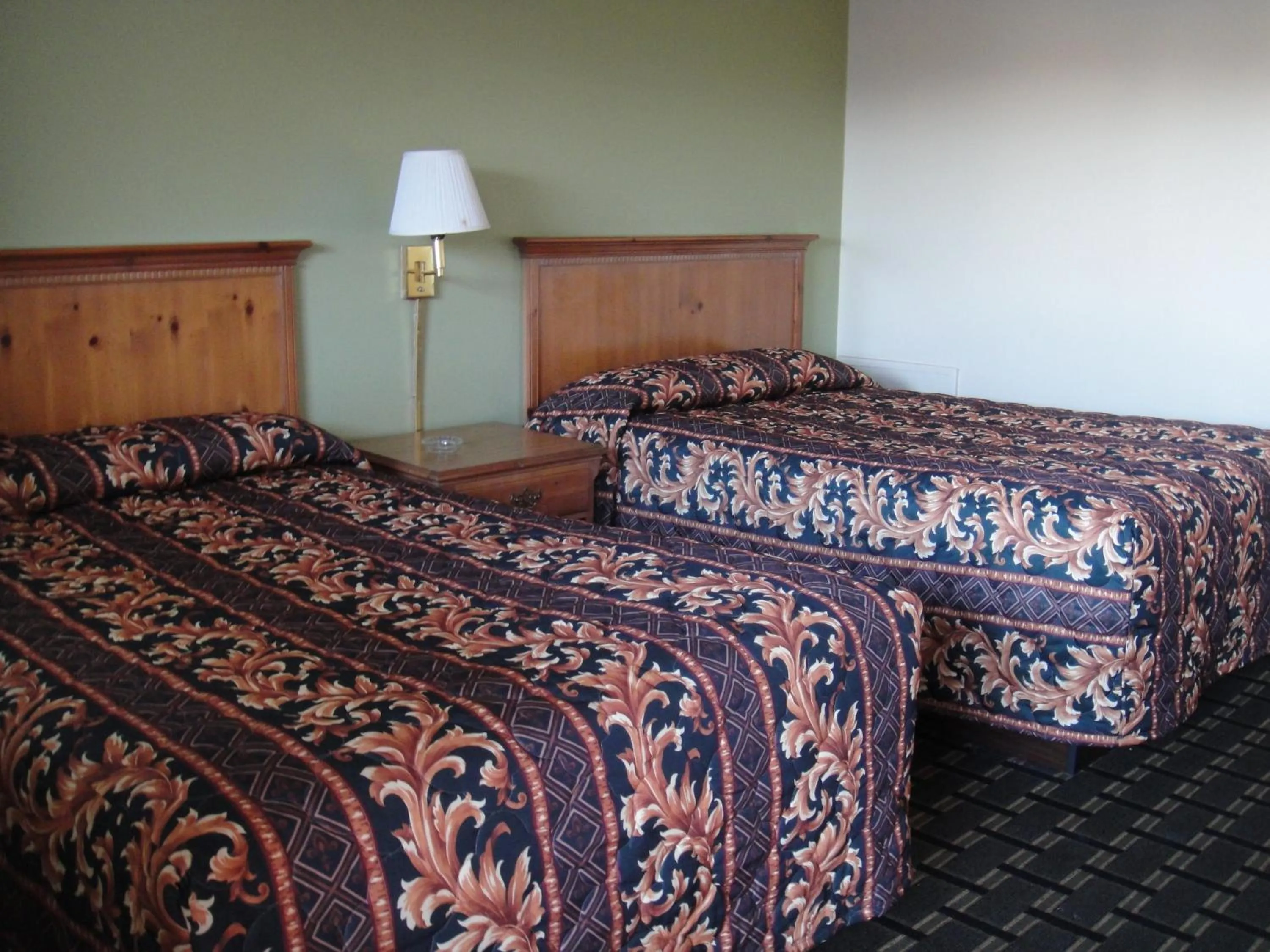 Bed in Budget Inn Williamsville