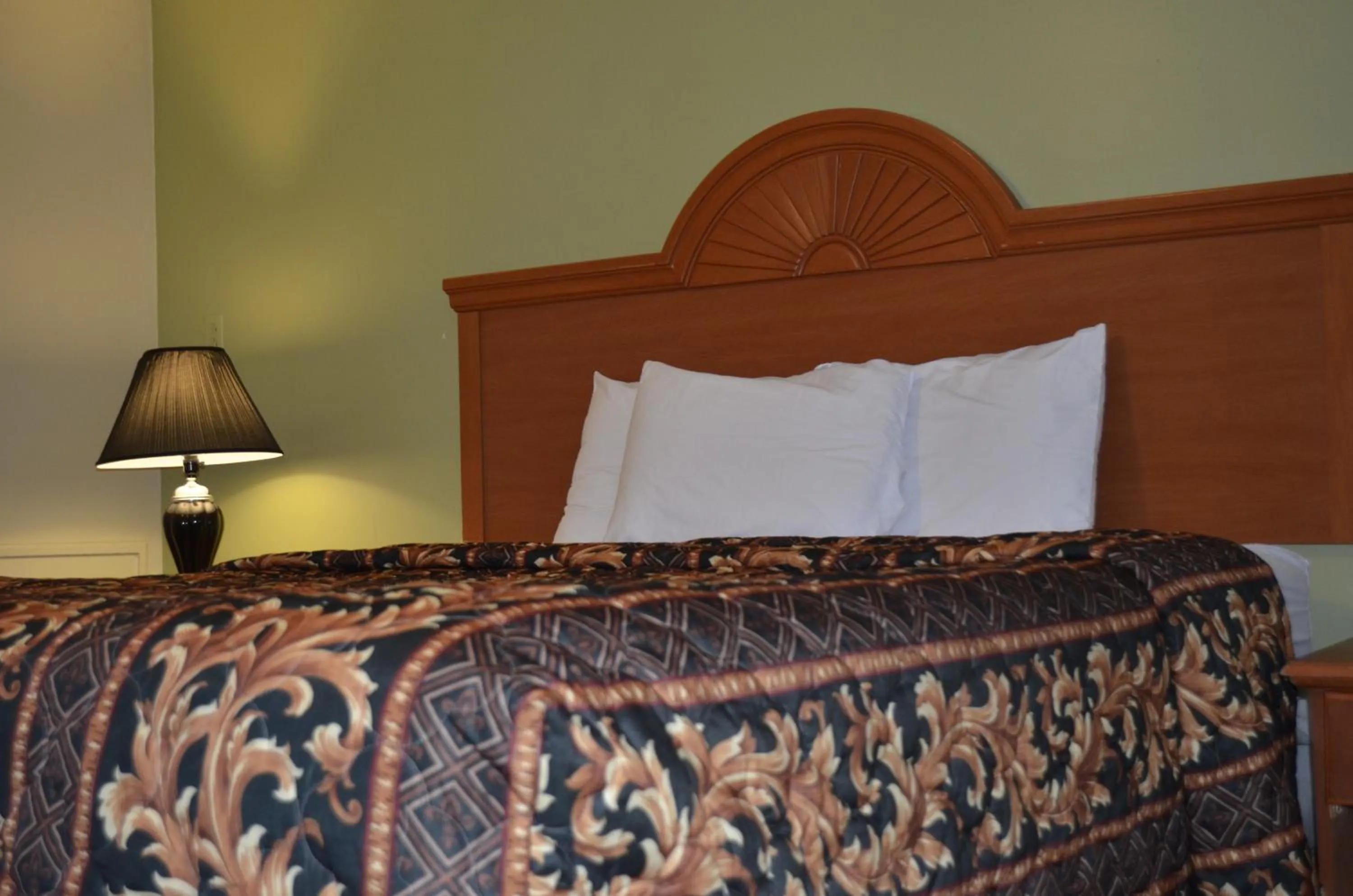 Bedroom in Budget Inn Williamsville