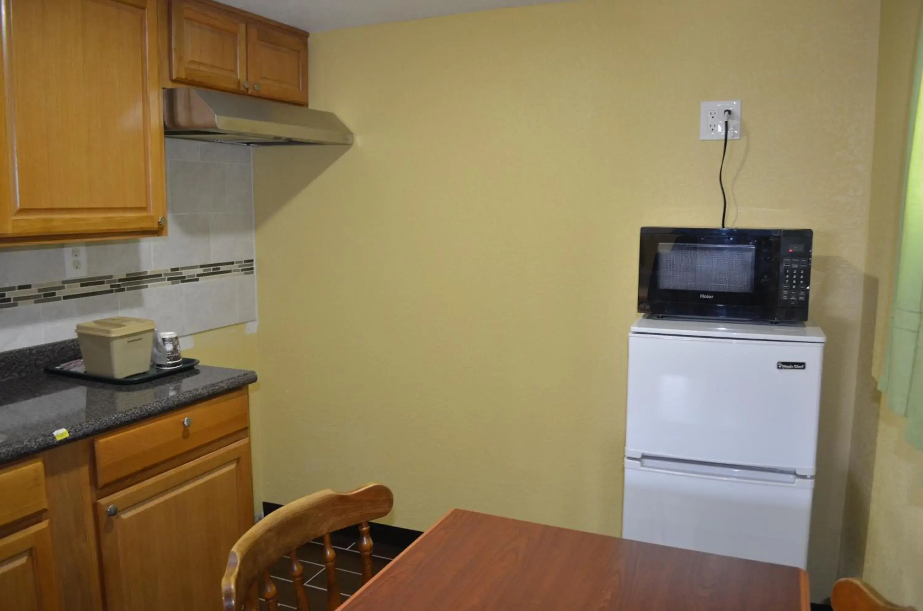 Kitchen or kitchenette, Kitchen/Kitchenette in Budget Inn Williamsville