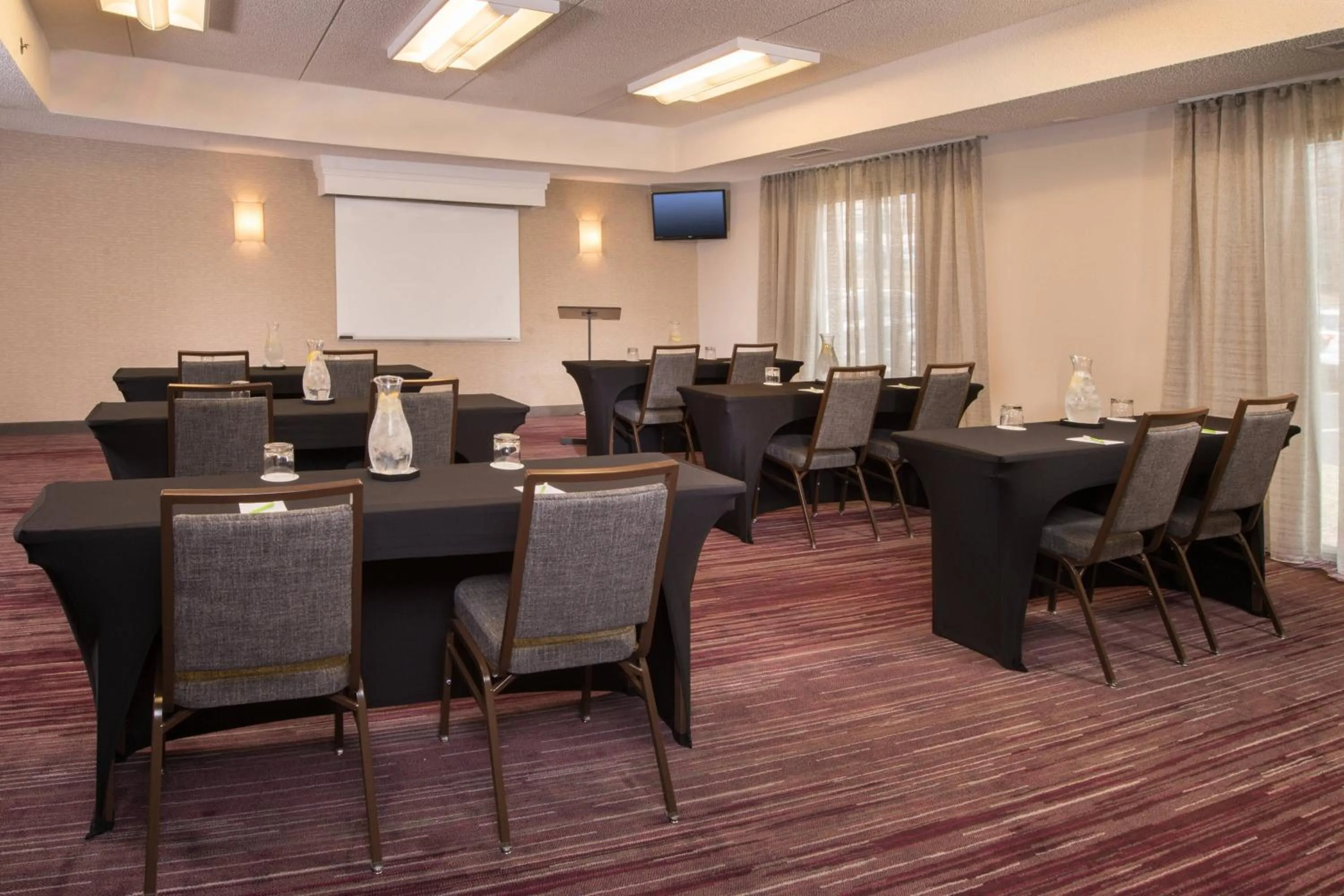 Meeting/conference room in Courtyard by Marriott Dulles Airport Chantilly