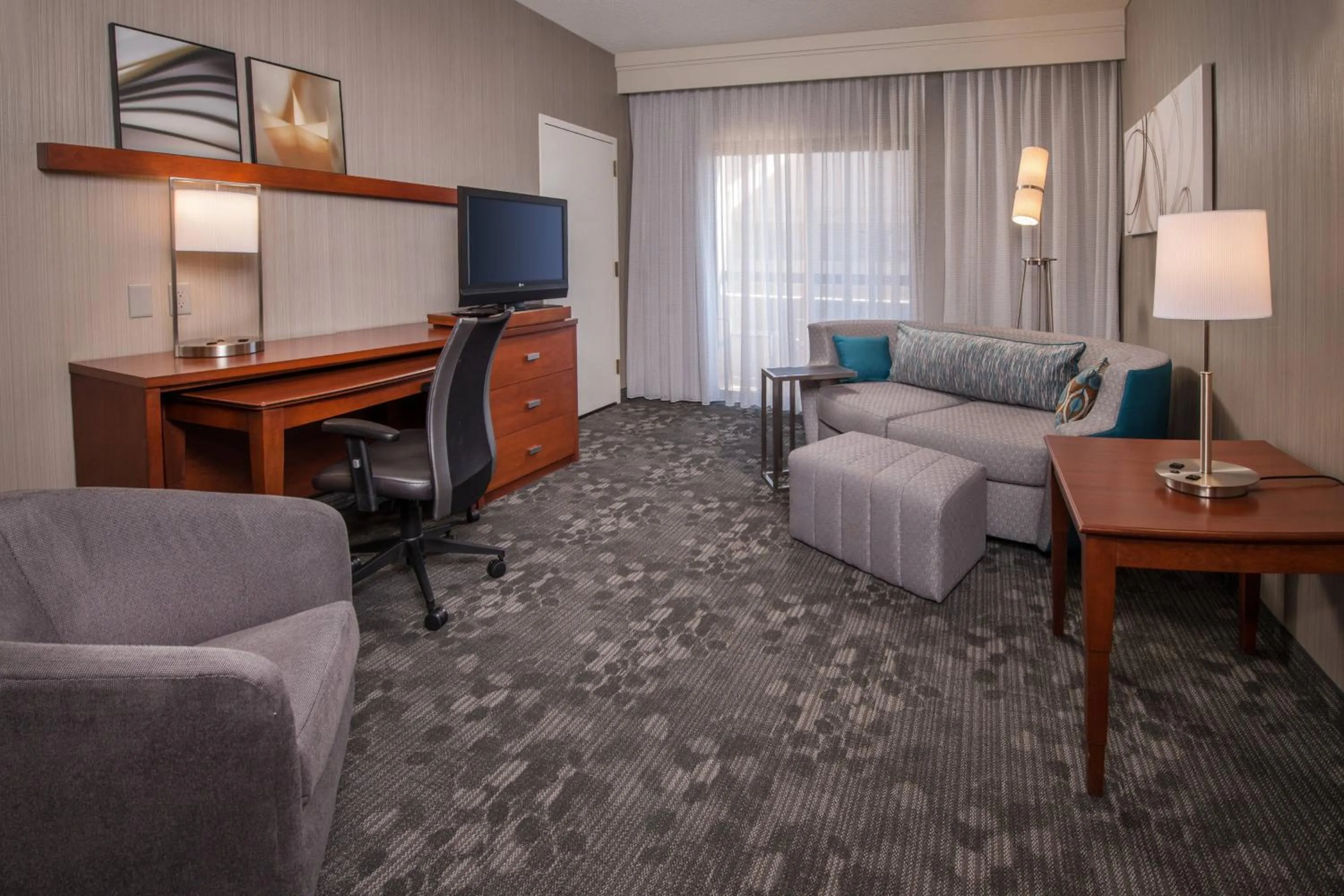 Living room, Bed in Courtyard by Marriott Dulles Airport Chantilly