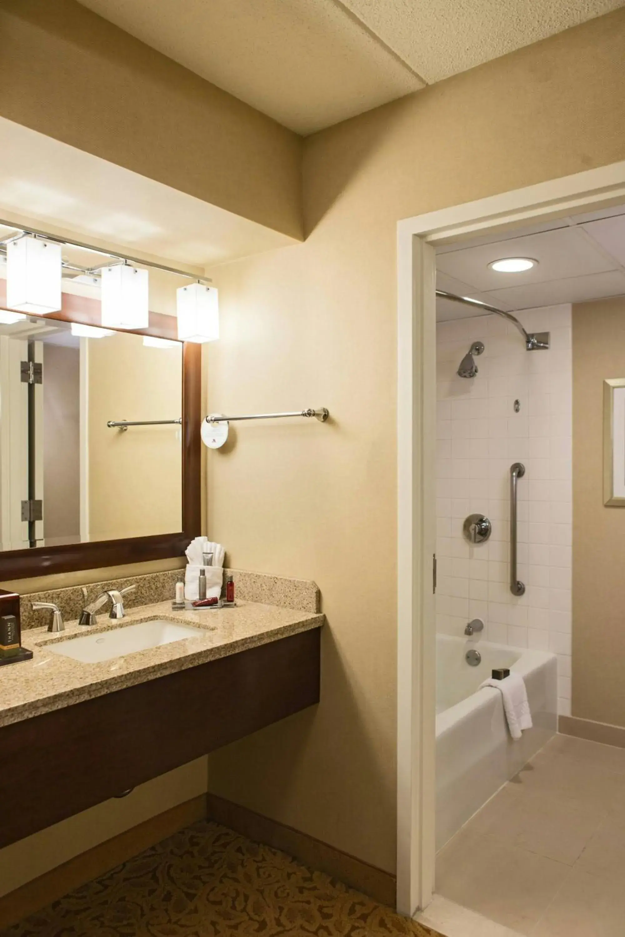 Double Room with Courtyard or Lake View -Hearing Accessible in Washington Dulles Airport Marriott Double Room with Courtyard or Lake View -Hearing Accessible in Washington Dulles Airport Marriott