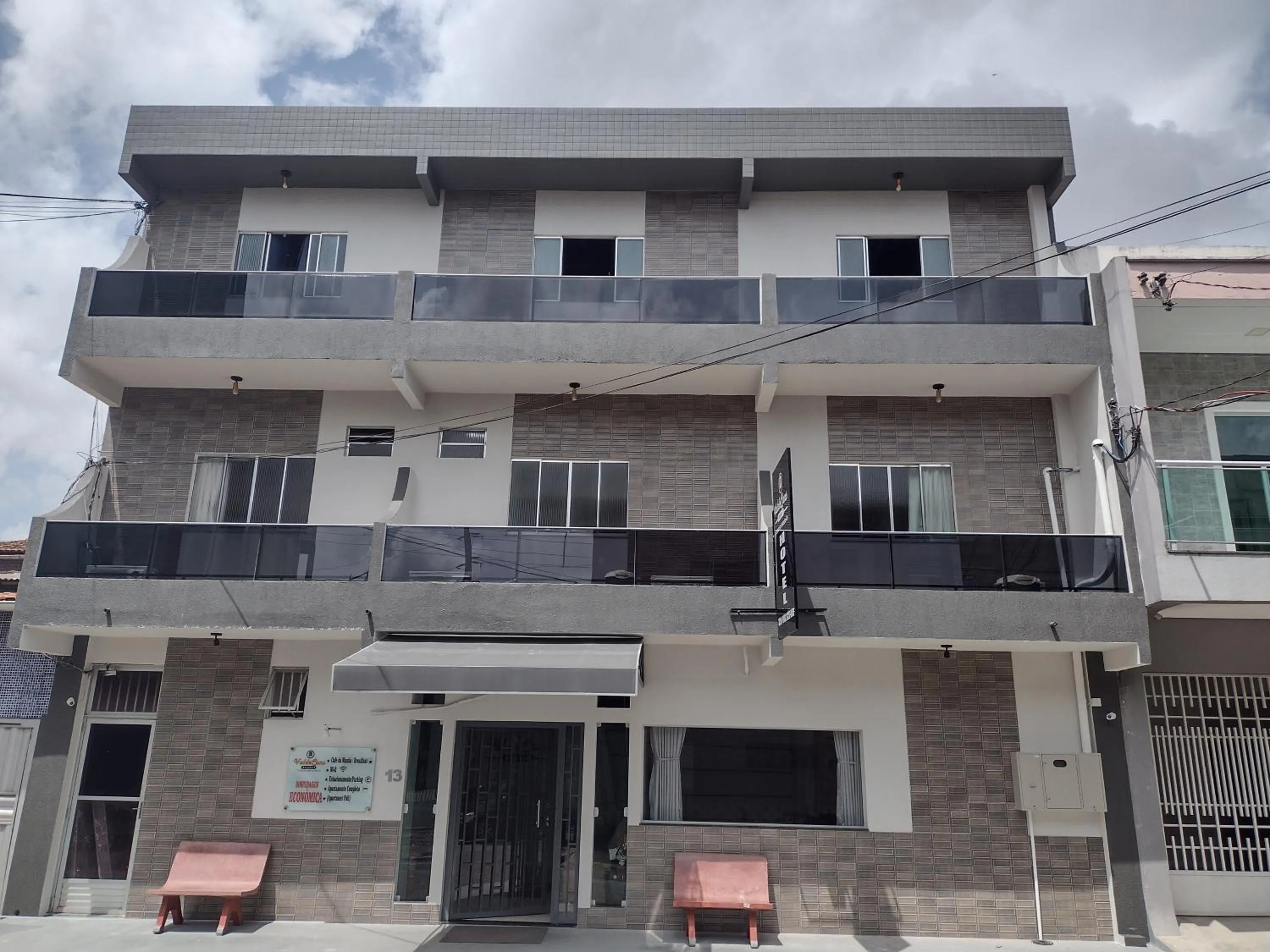 Property building in Hotel Val-de-Cans Aeroporto