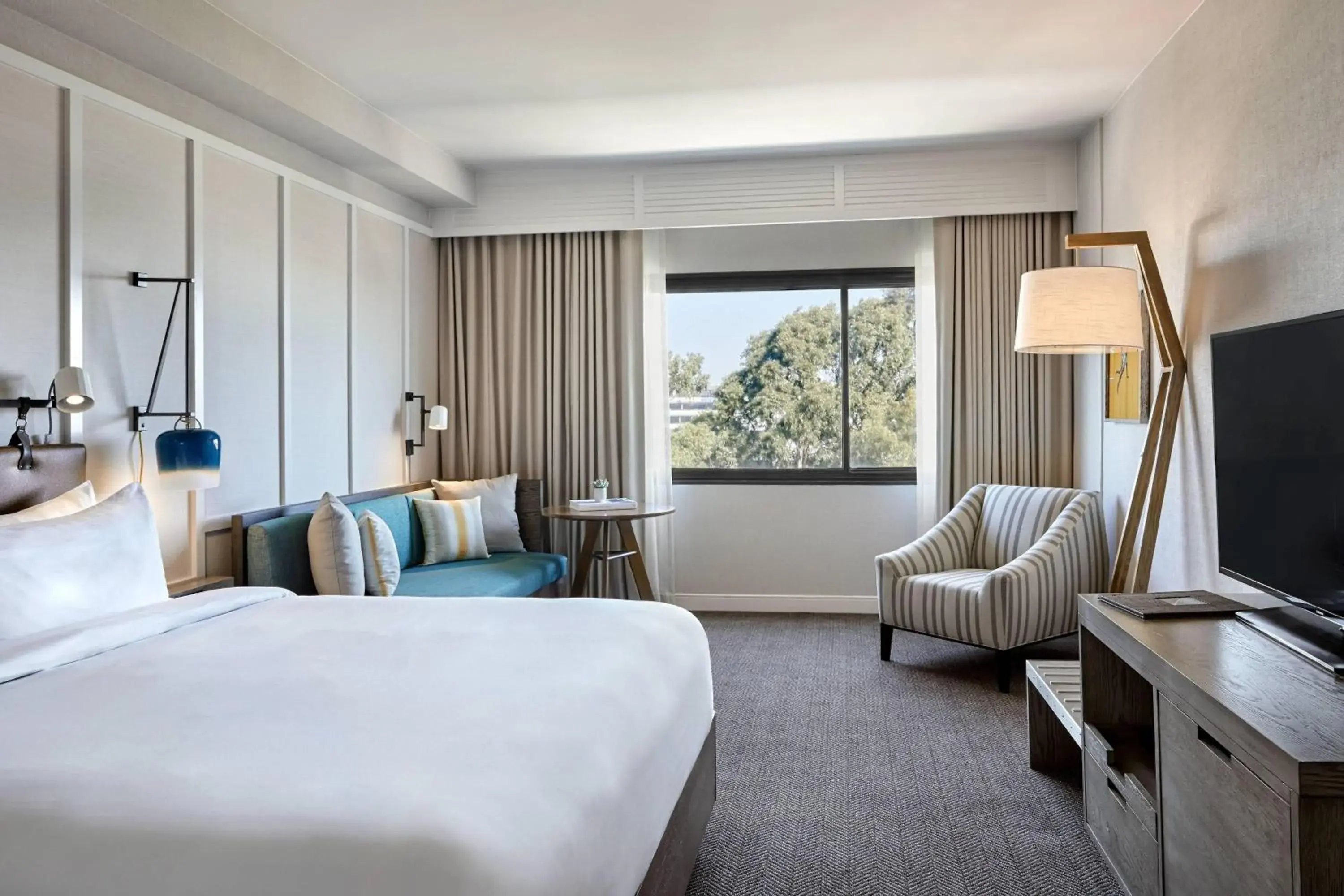 Photo of the whole room, Bed in Westdrift Manhattan Beach, Autograph Collection Photo of the whole room, Bed in Westdrift Manhattan Beach, Autograph Collection