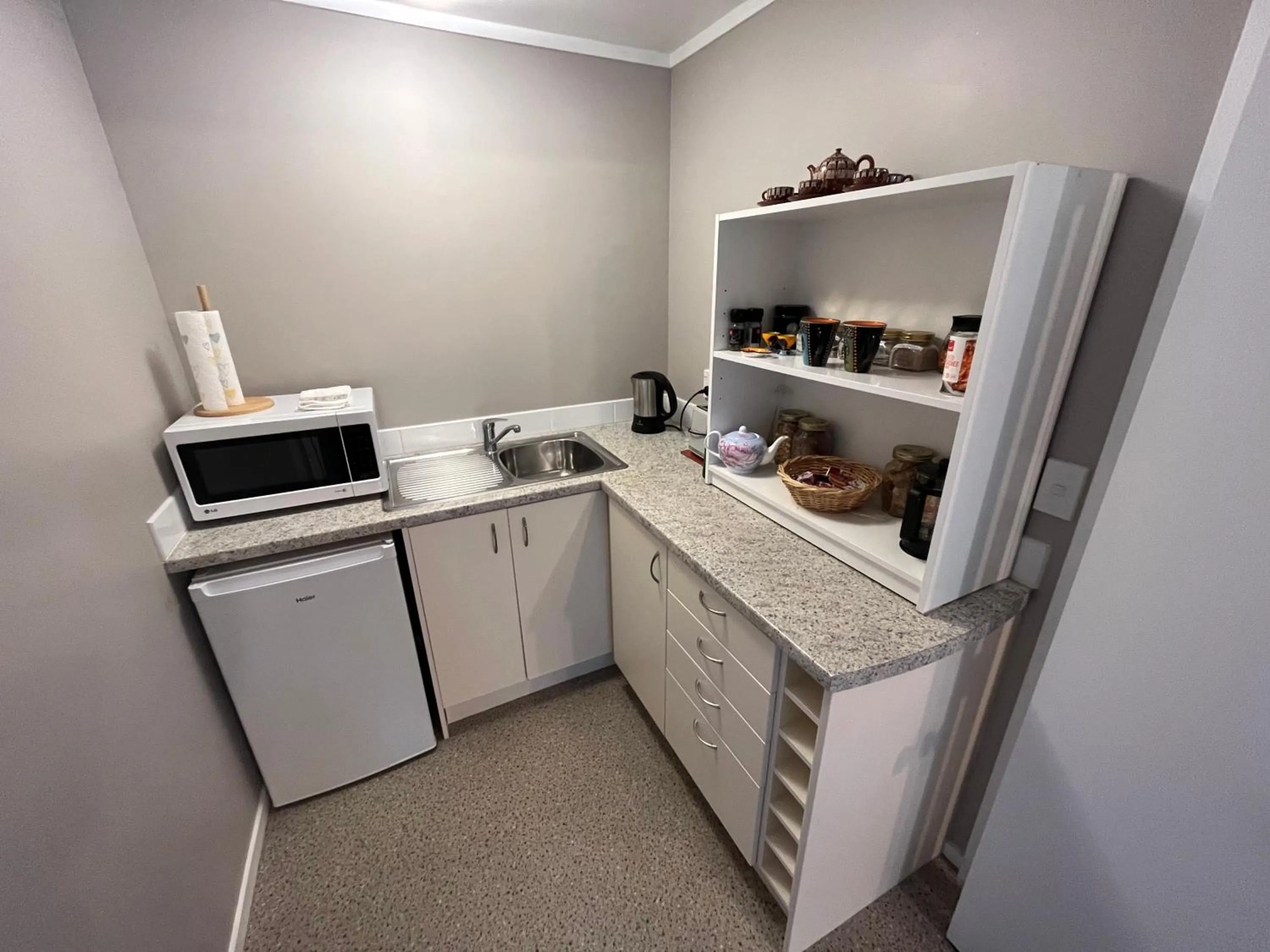 Coffee/tea facilities in Tudor Manor Bed & Breakfast