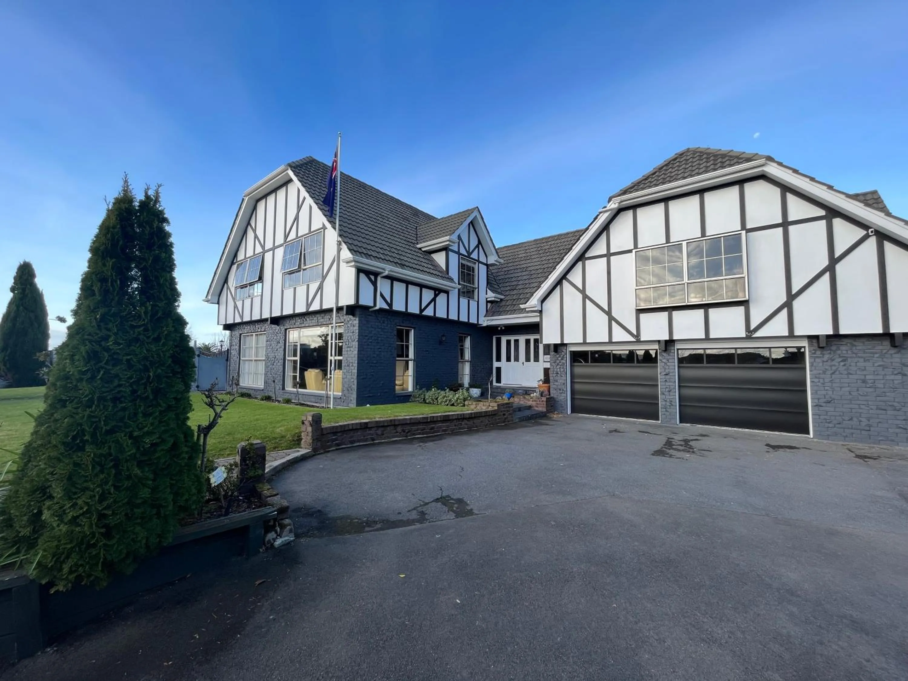 Property building in Tudor Manor Bed & Breakfast