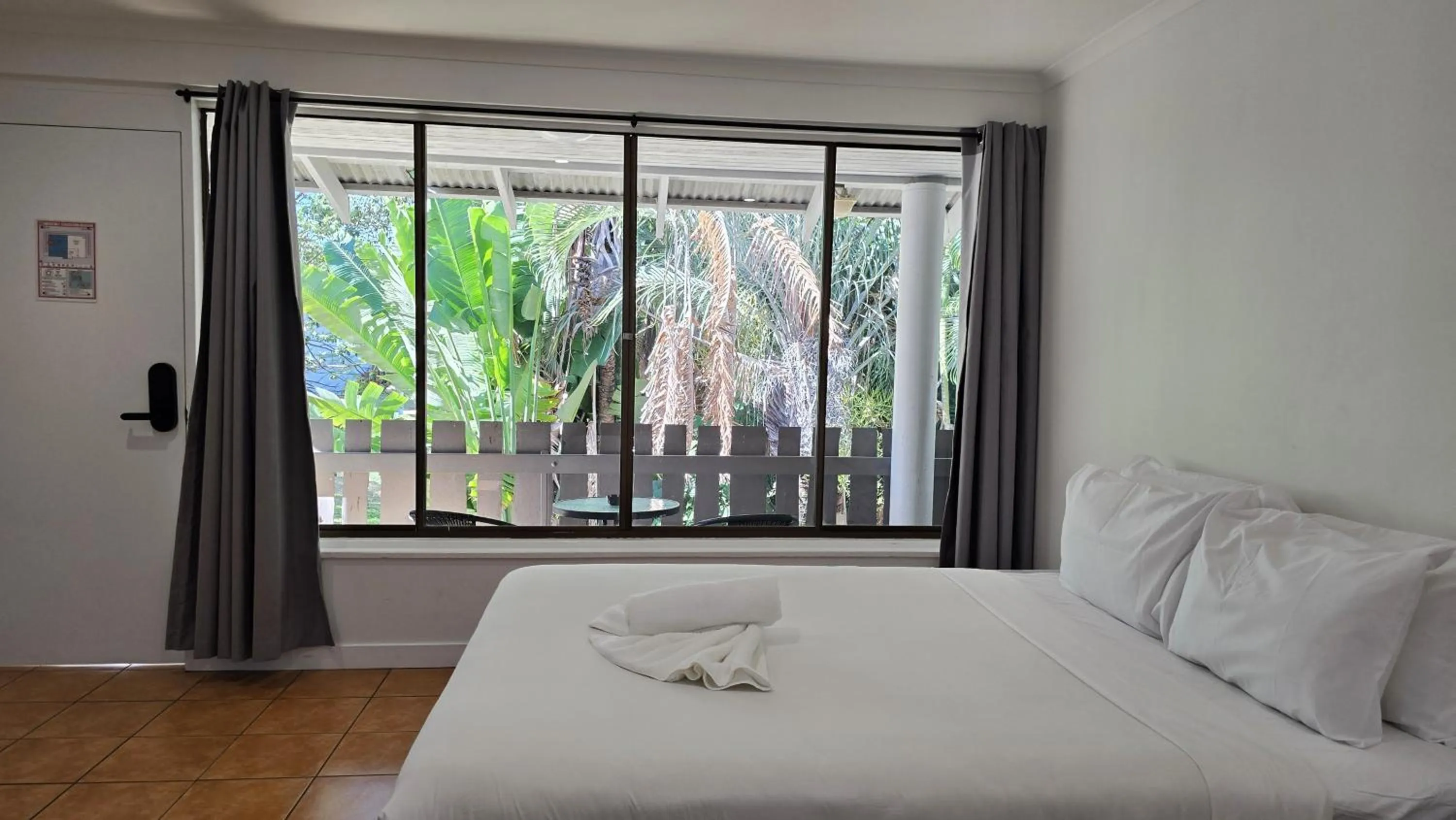 Bed in Nomads Airlie Beach