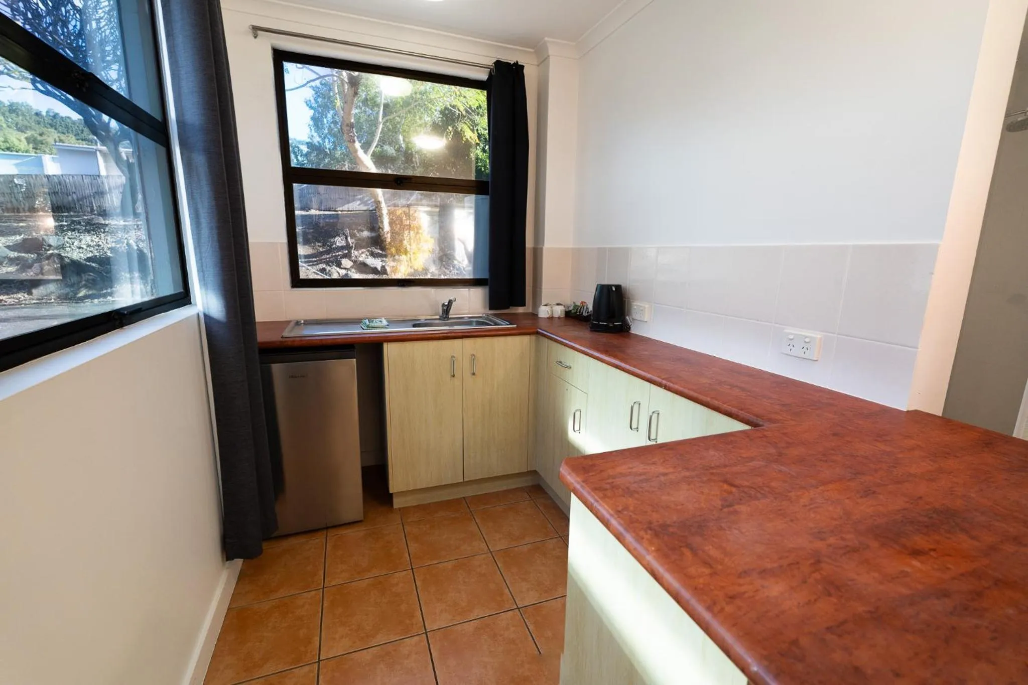 Kitchen or kitchenette in Nomads Airlie Beach