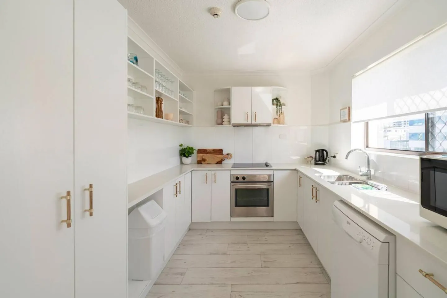 Kitchen or kitchenette in Kalua Holiday Apartments