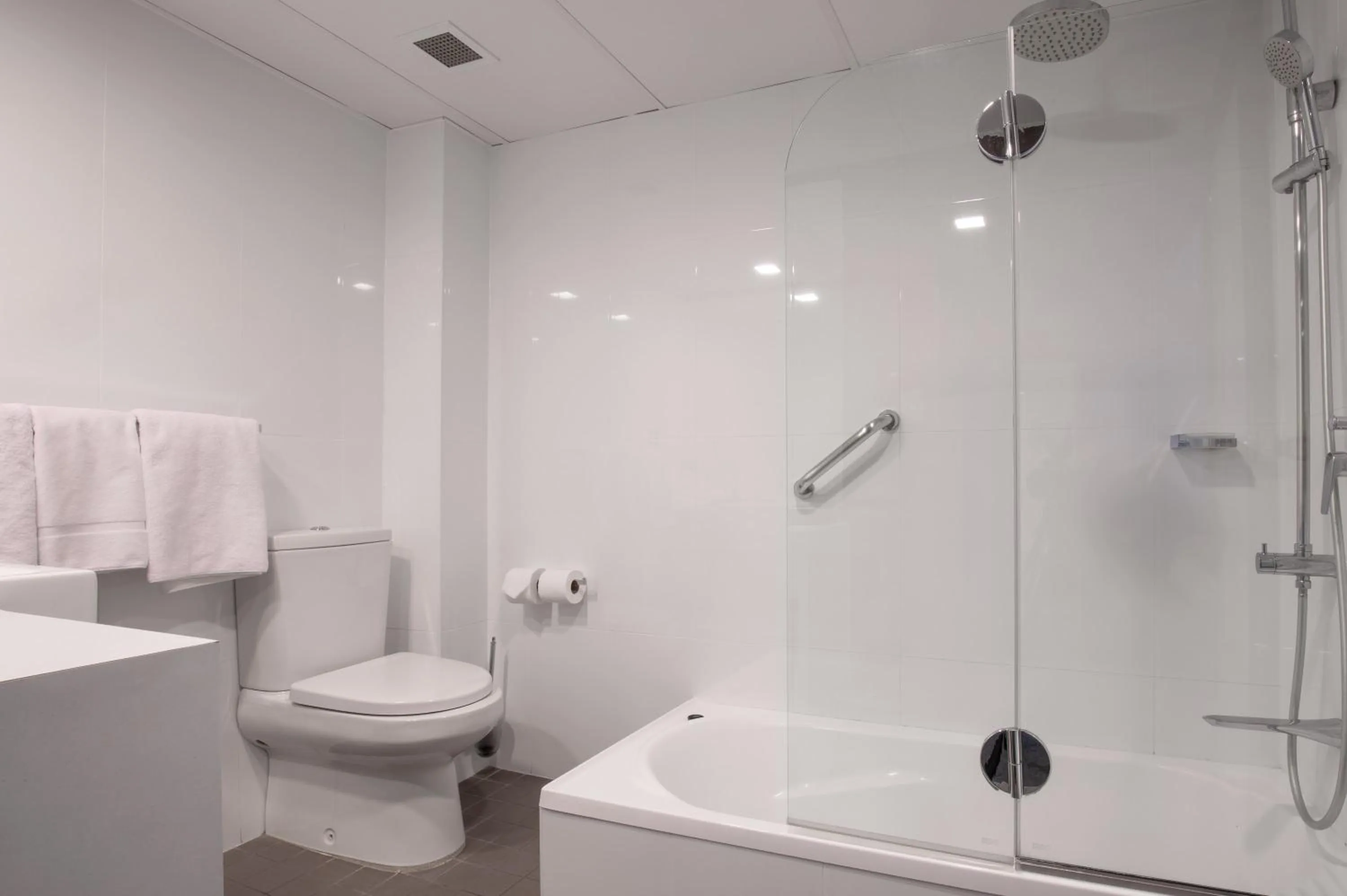 Shower in ibis Styles Mt Isa Verona