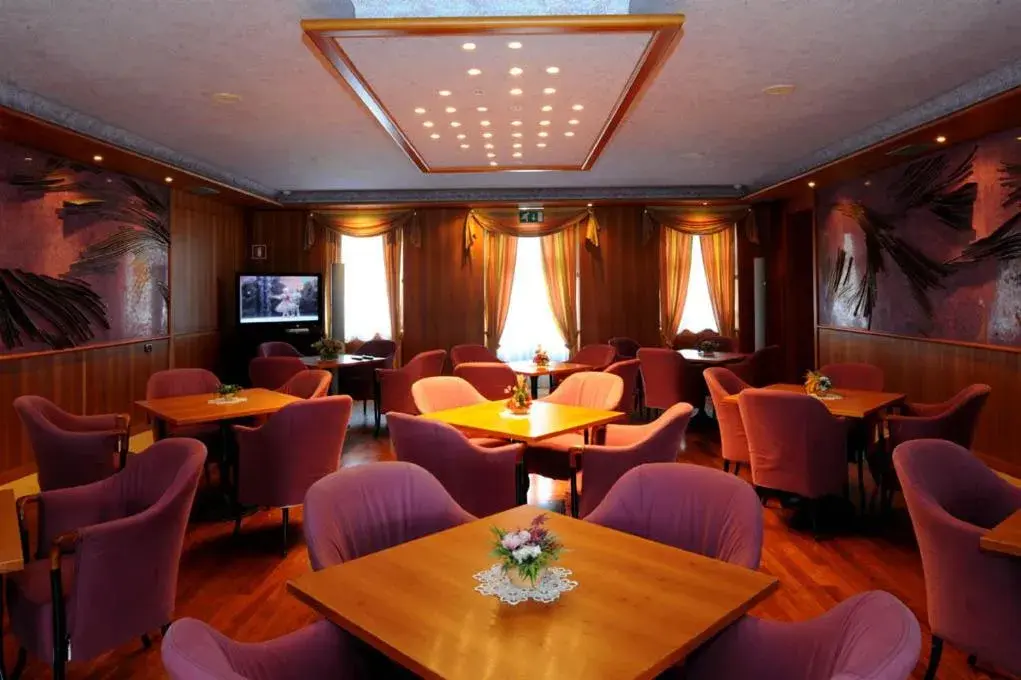 Lounge or bar in Grand Hotel Astoria Lounge or bar in Grand Hotel Astoria