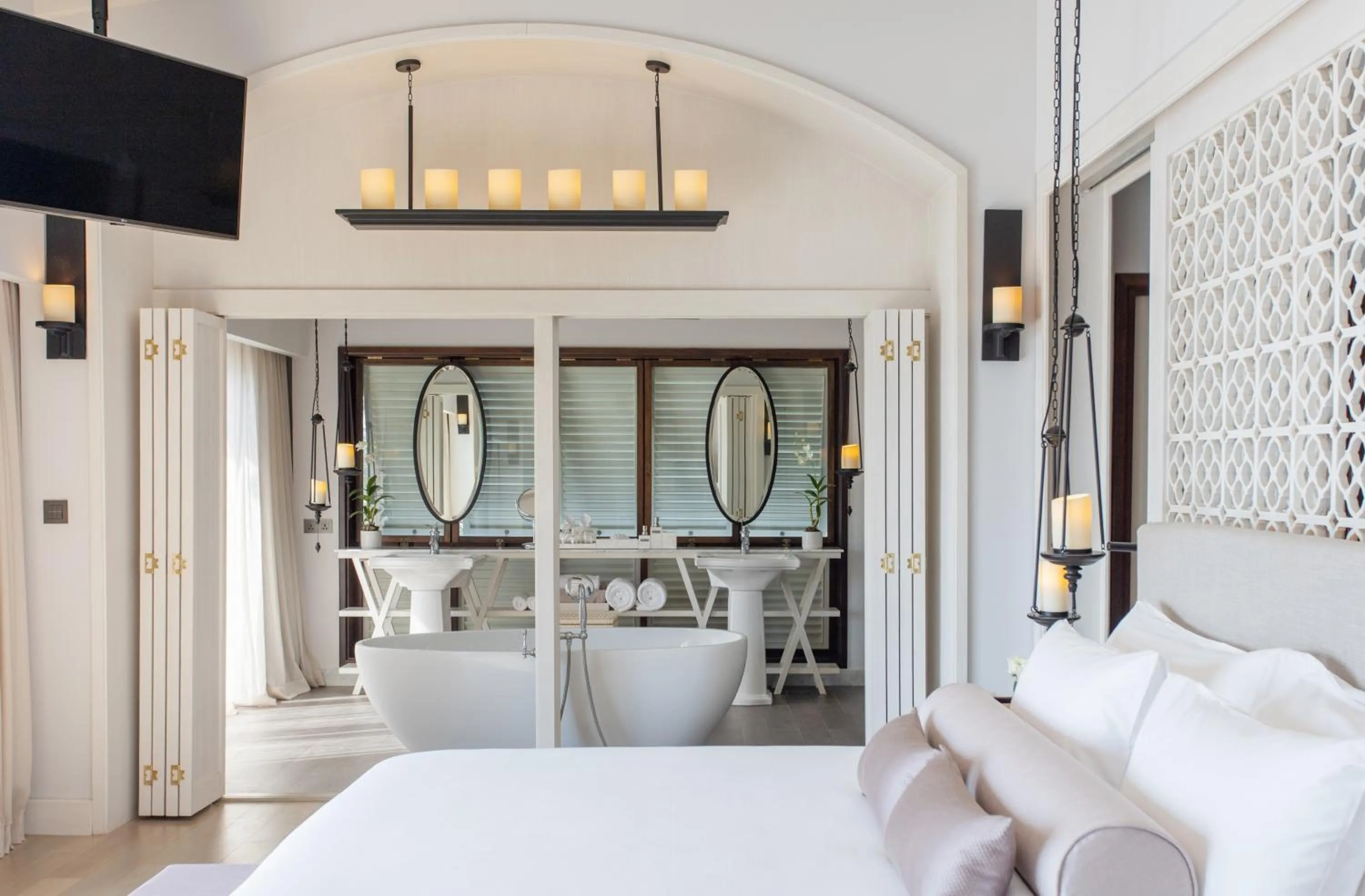 Bath, Bed in The Shore At Katathani - Adult Only - SHA Extra Plus