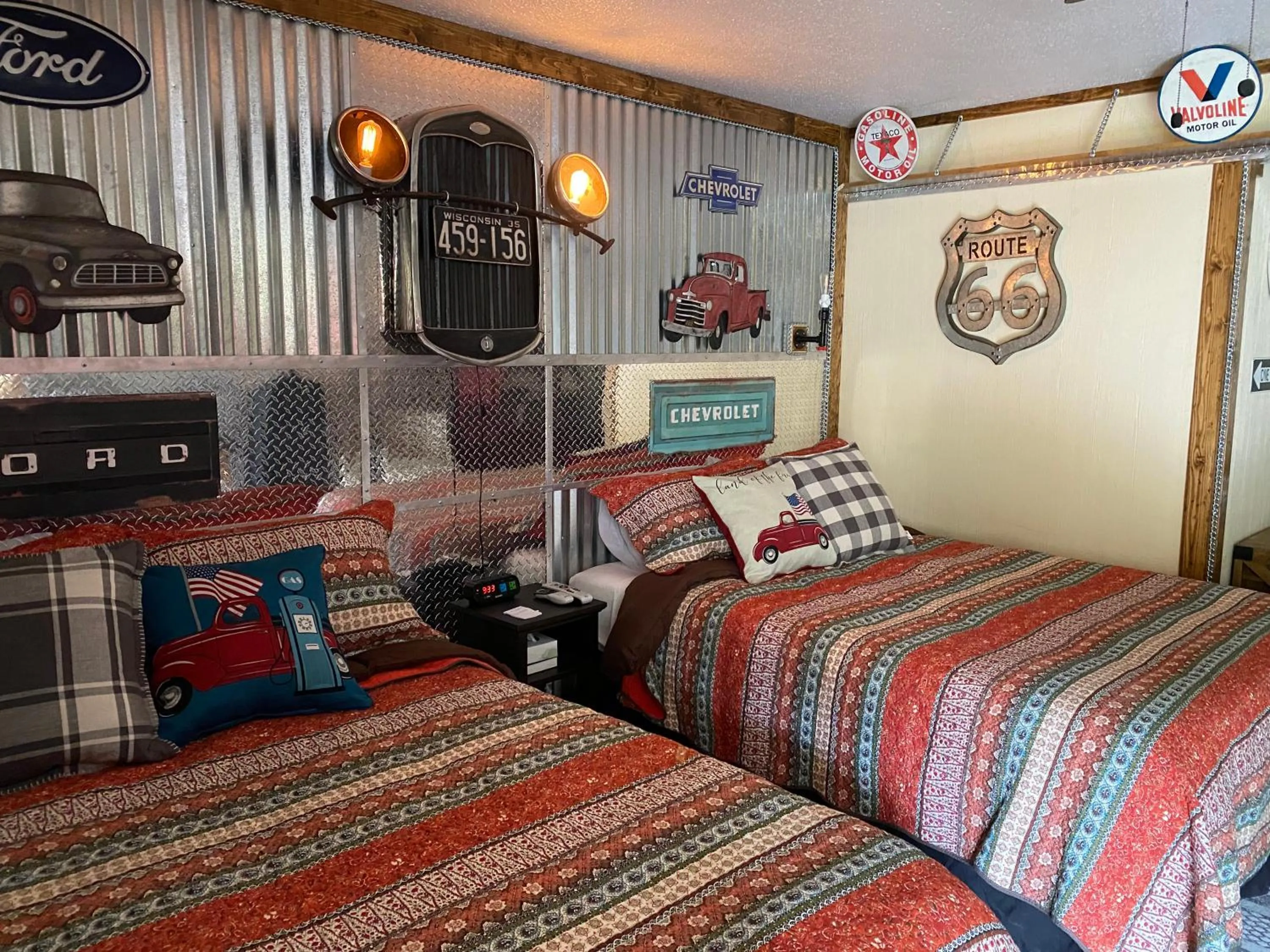 Bed in Dusty Boots Motel & Cafe