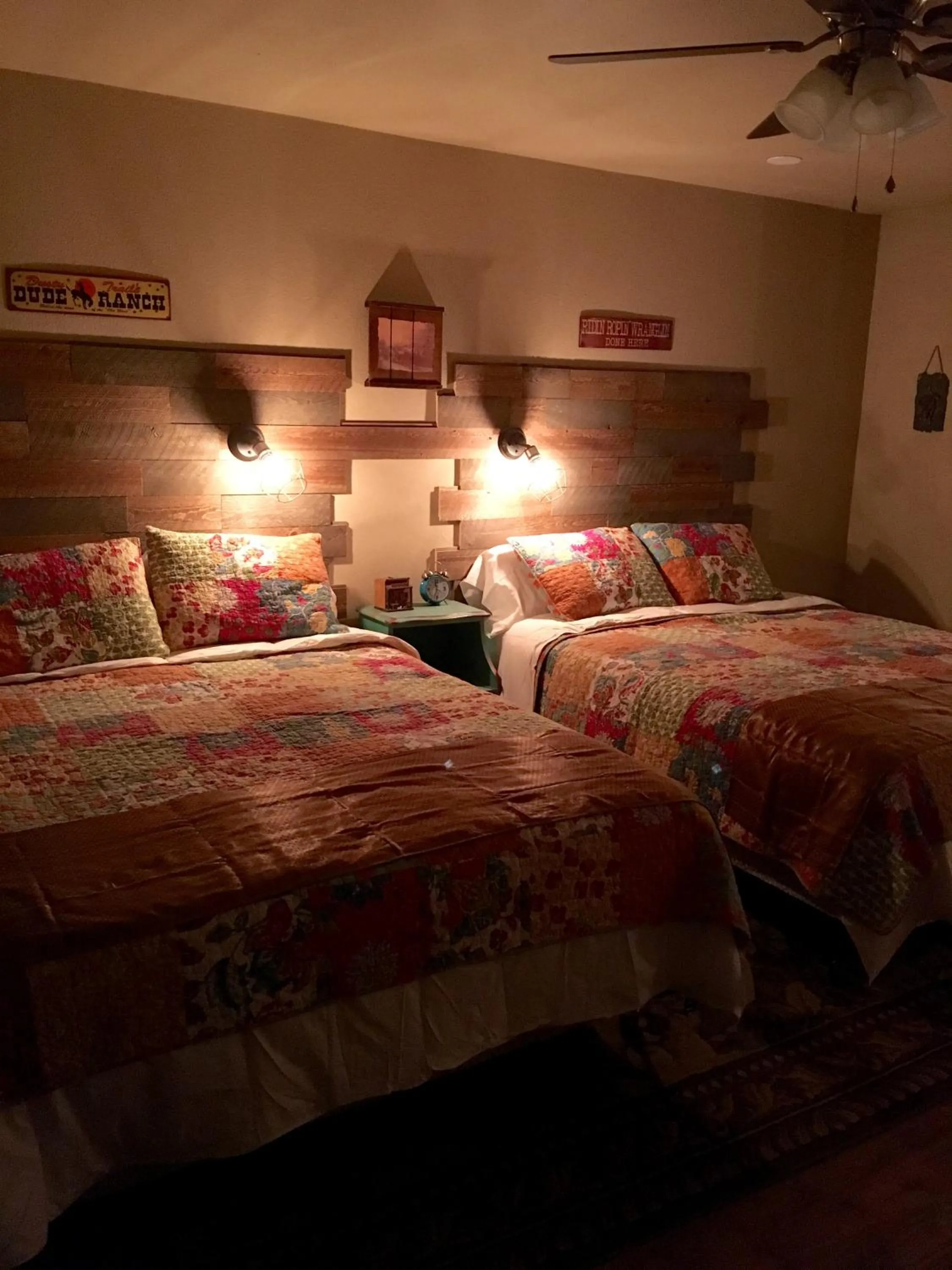 Bed in Dusty Boots Motel & Cafe