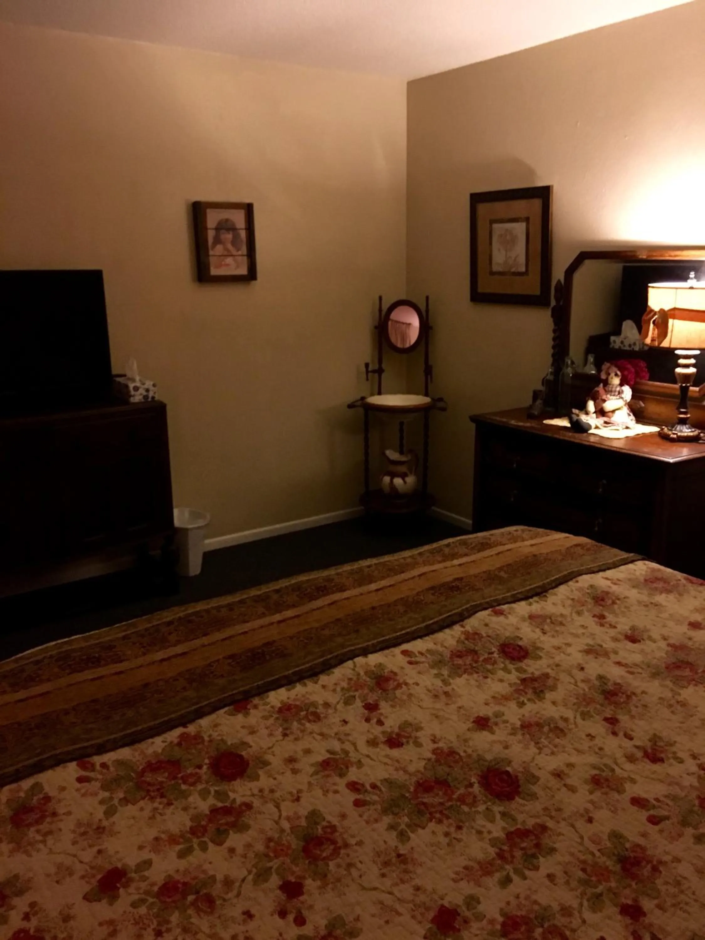 Bed in Dusty Boots Motel & Cafe