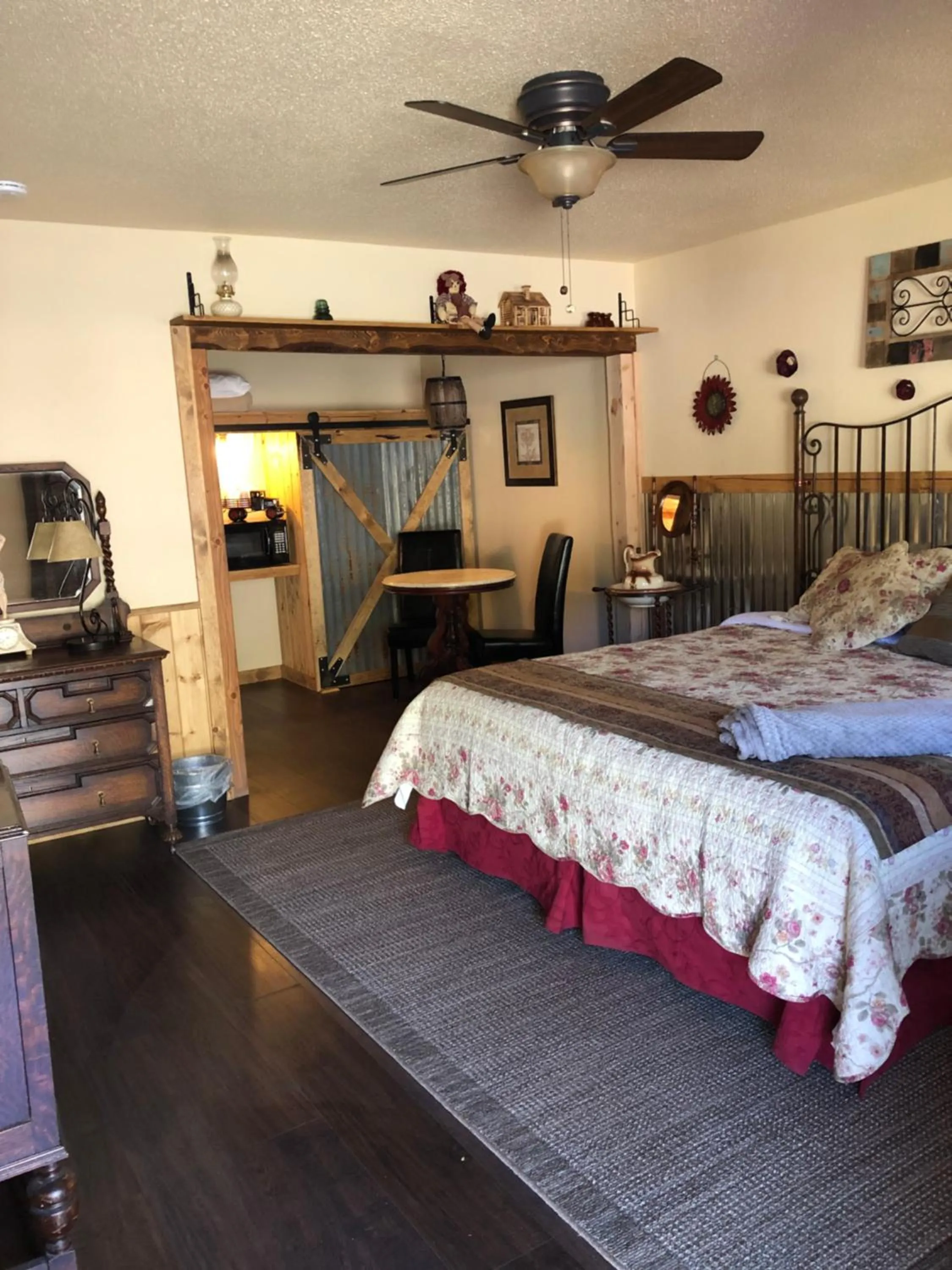 Bed in Dusty Boots Motel & Cafe