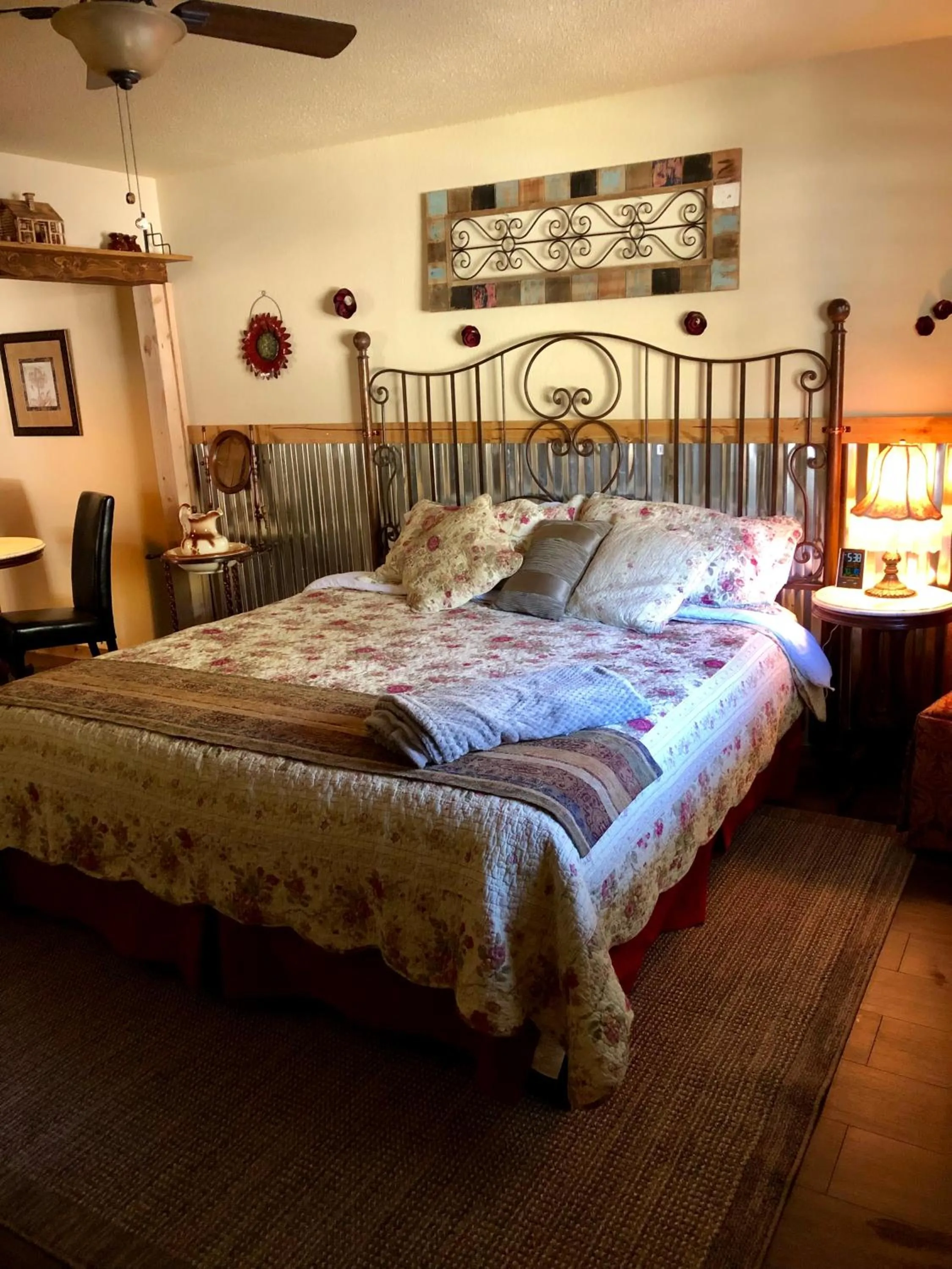 Bed in Dusty Boots Motel & Cafe