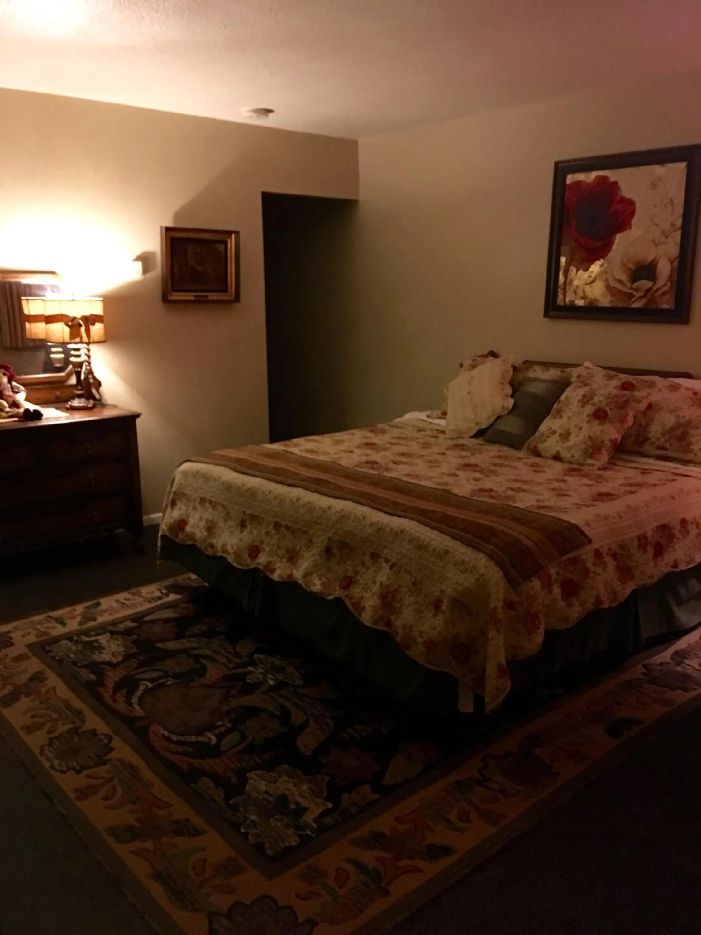 Bed in Dusty Boots Motel & Cafe