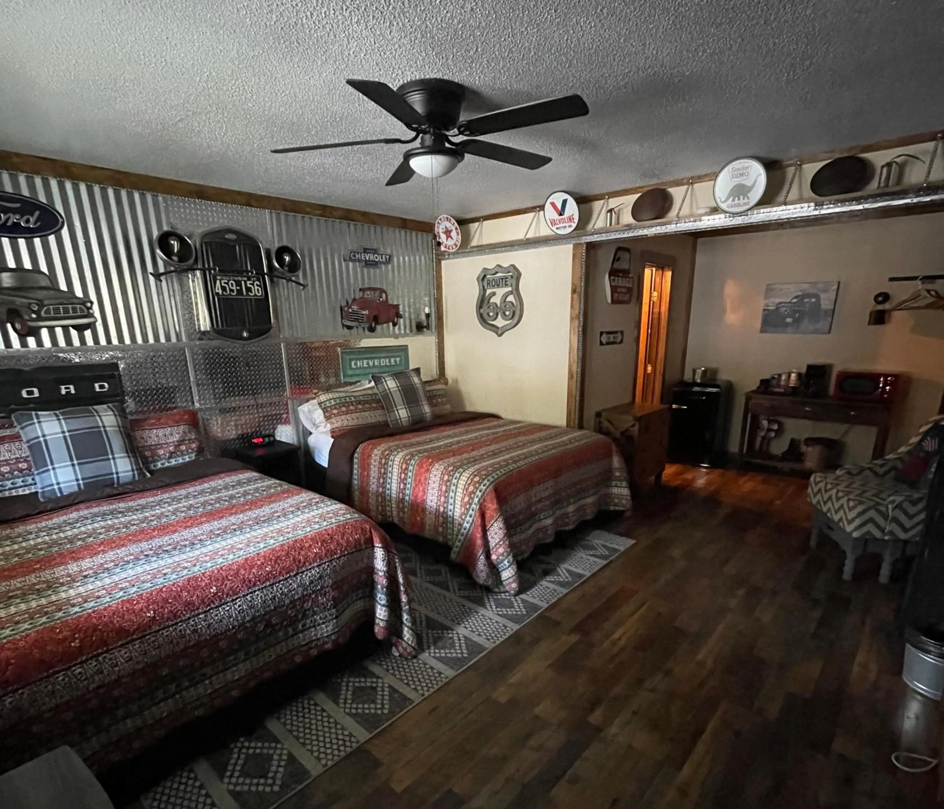 Bed in Dusty Boots Motel & Cafe