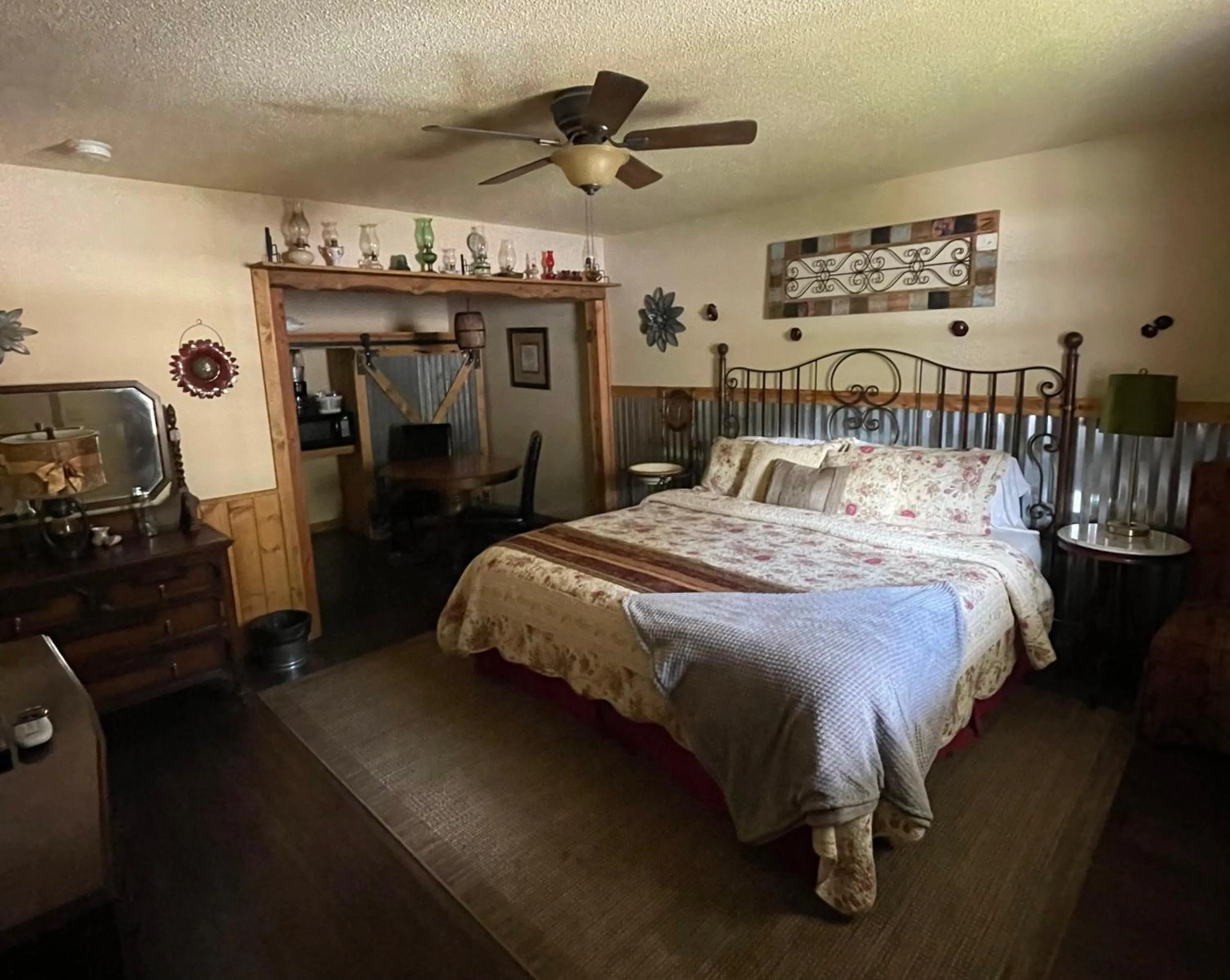 Bed in Dusty Boots Motel & Cafe