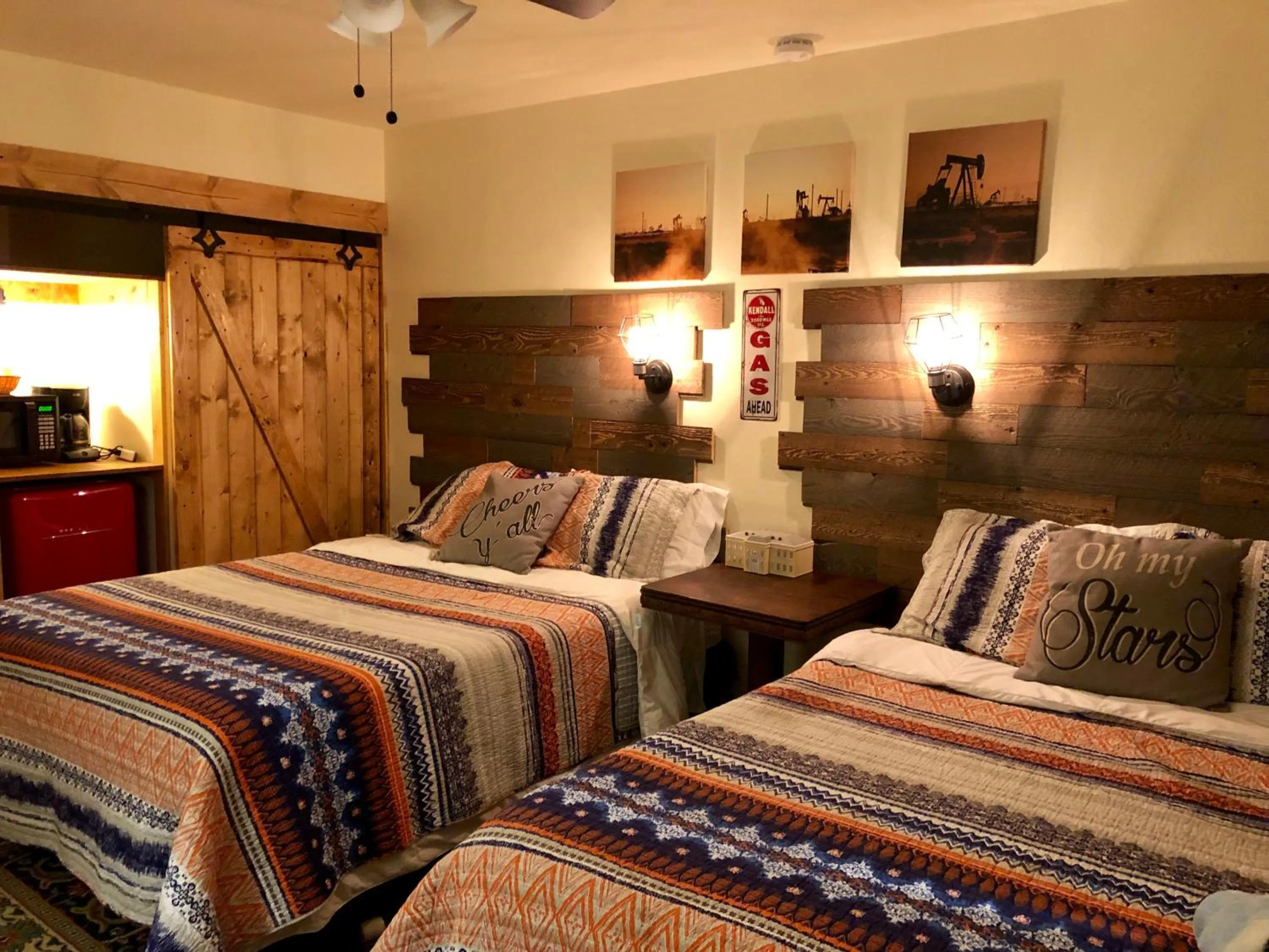 Bed in Dusty Boots Motel & Cafe