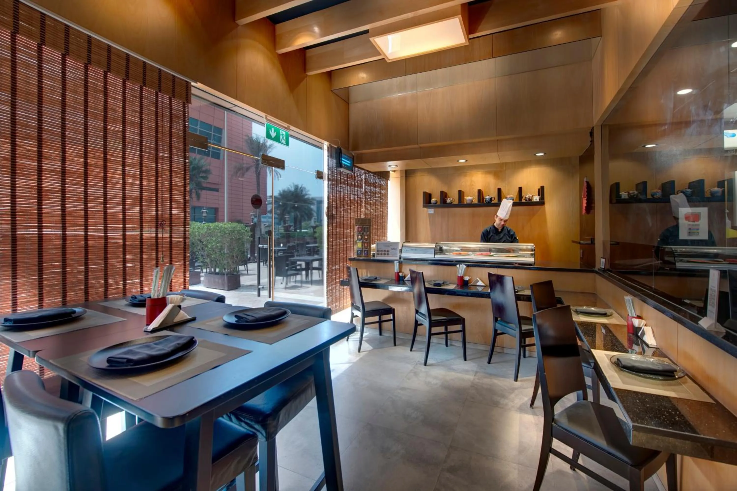 Restaurant/places to eat in Two Seasons Hotel & Apartments