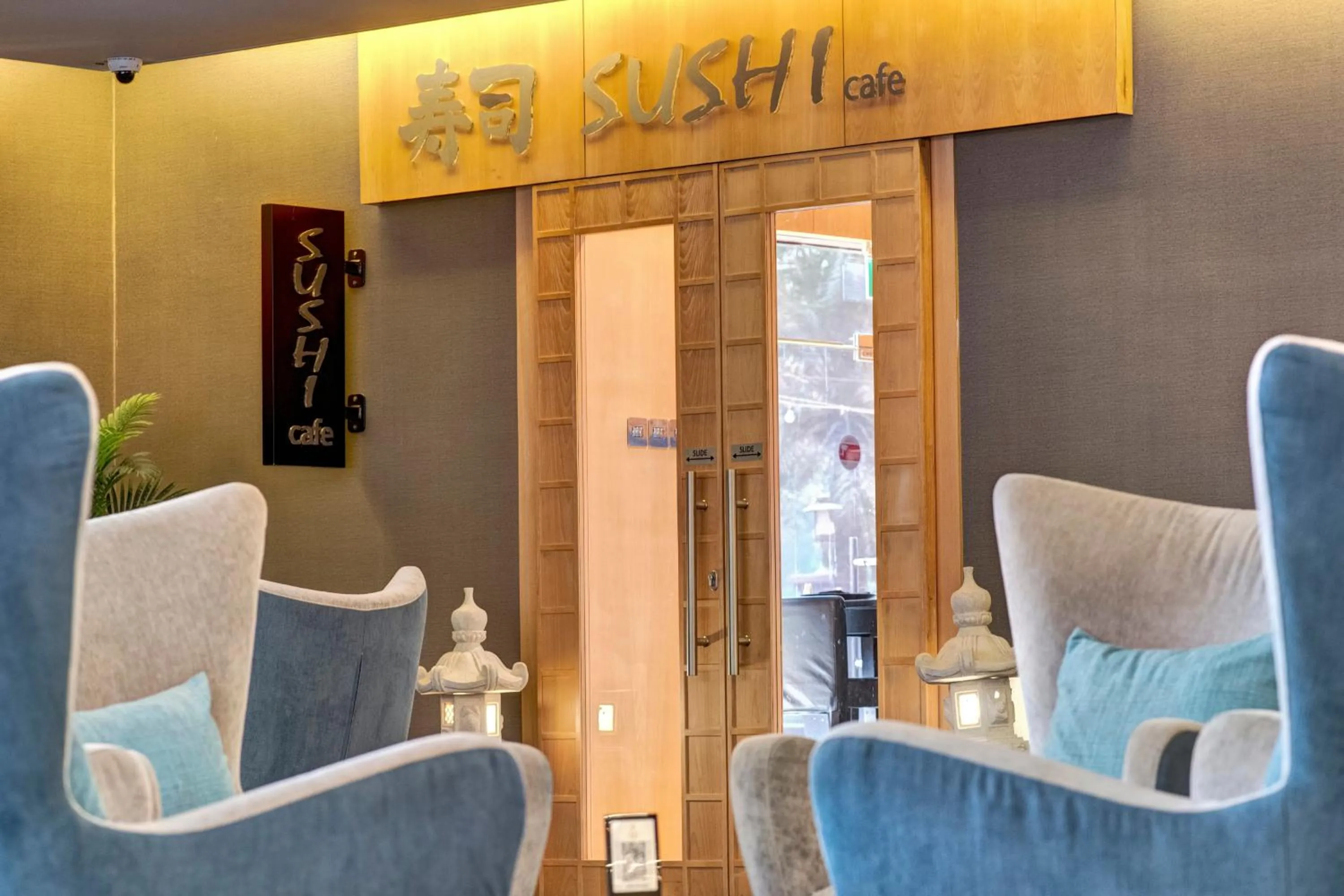 Restaurant/places to eat in Two Seasons Hotel & Apartments