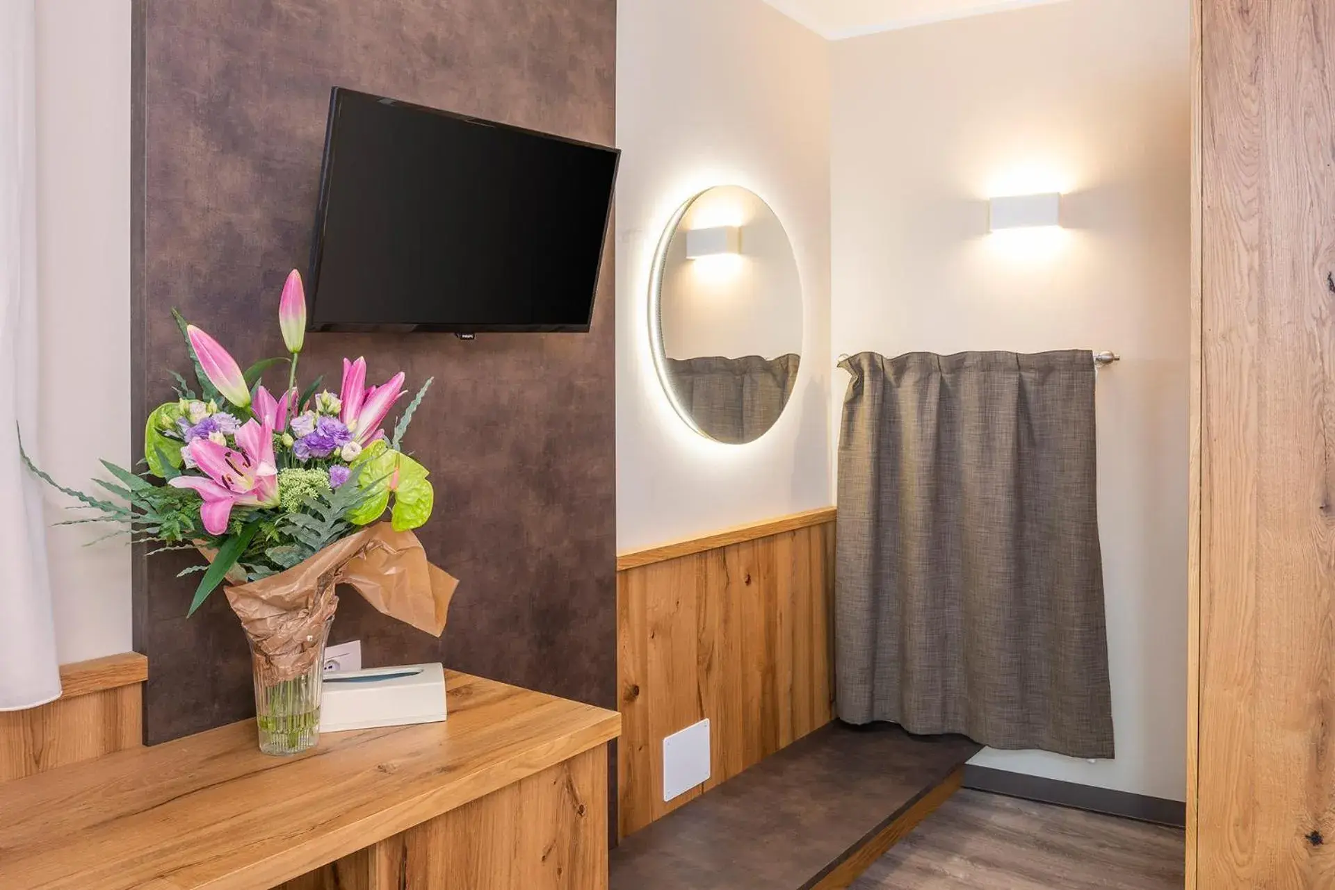 Bedroom, TV/Entertainment Center in Hotel Du Parc