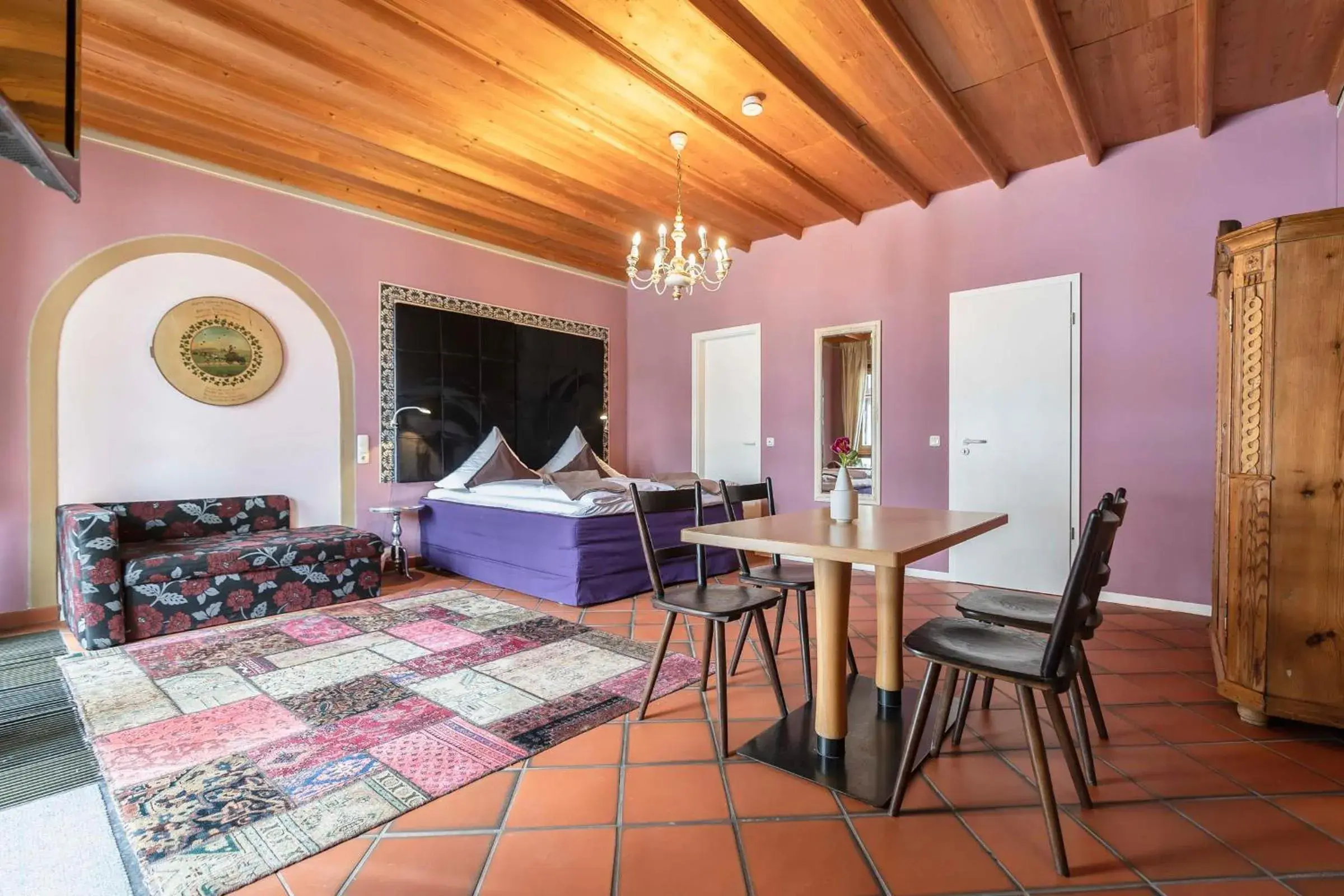 Bed, Dining Area in Hotel Fantasia