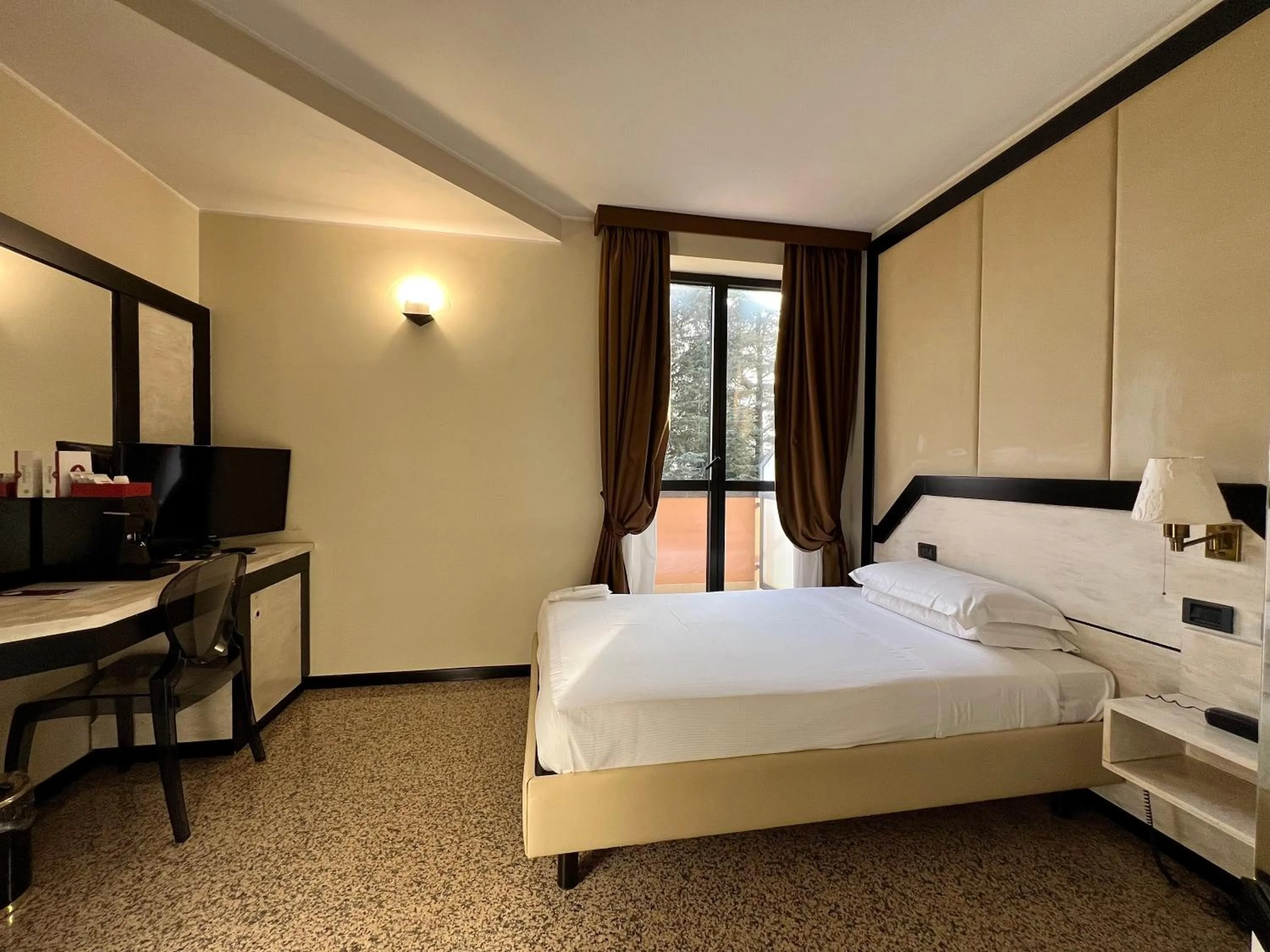 Bathroom, Bed in Hotel Diamante