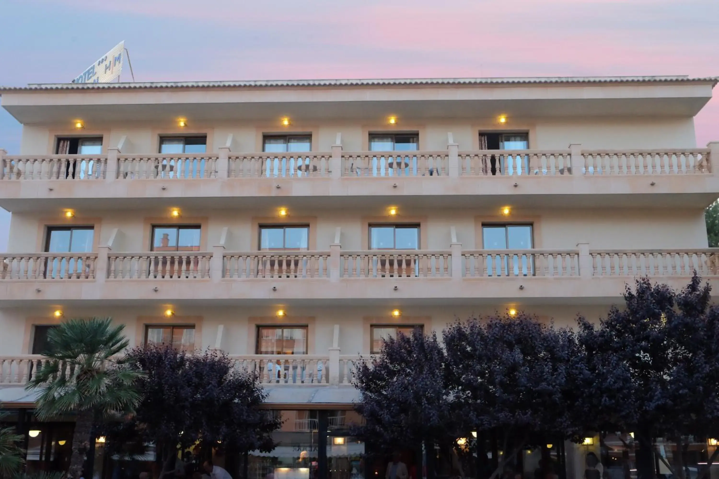Facade/entrance in Bell Port Hotel Facade/entrance in Bell Port Hotel