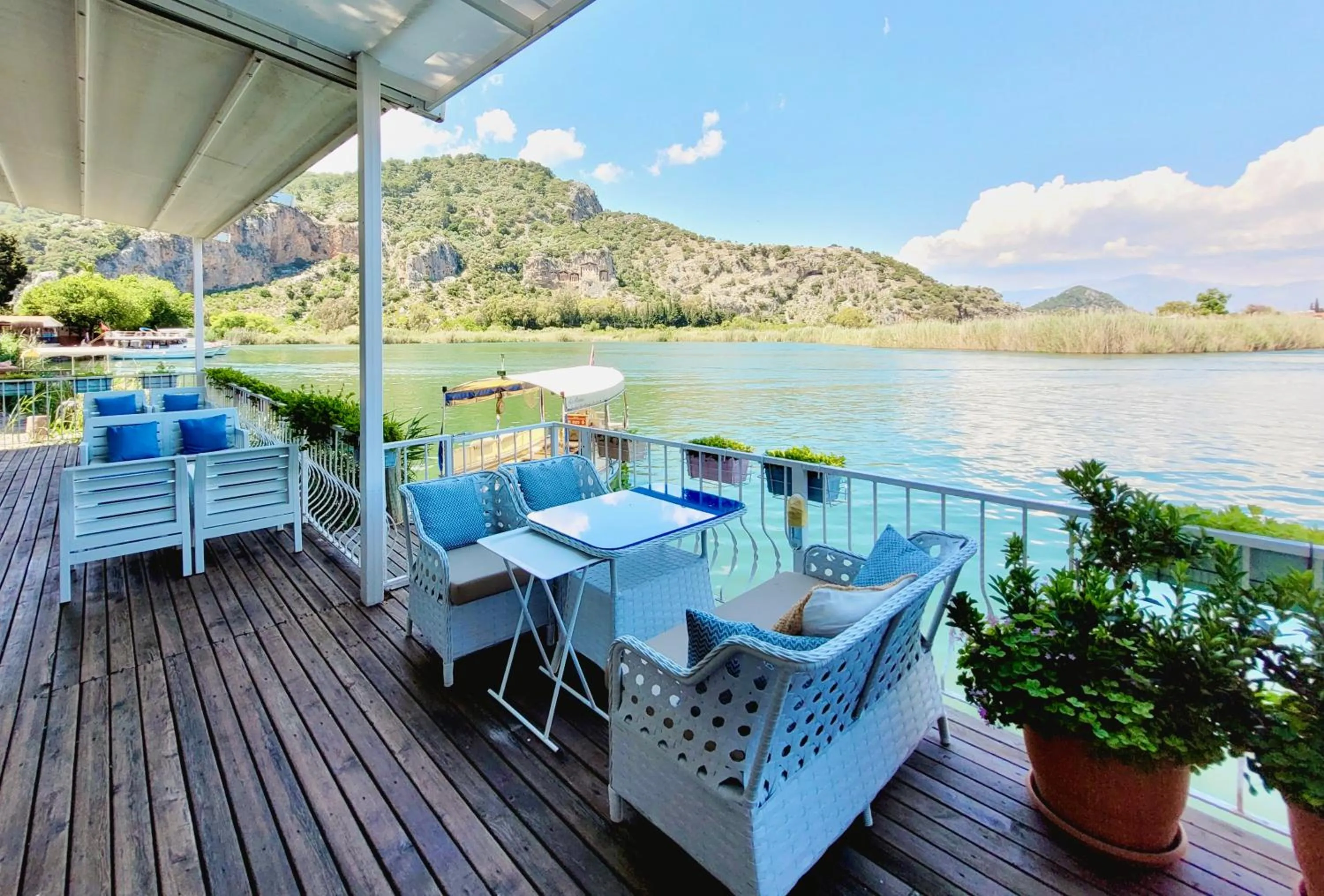 Restaurant/places to eat in Berg Hotel