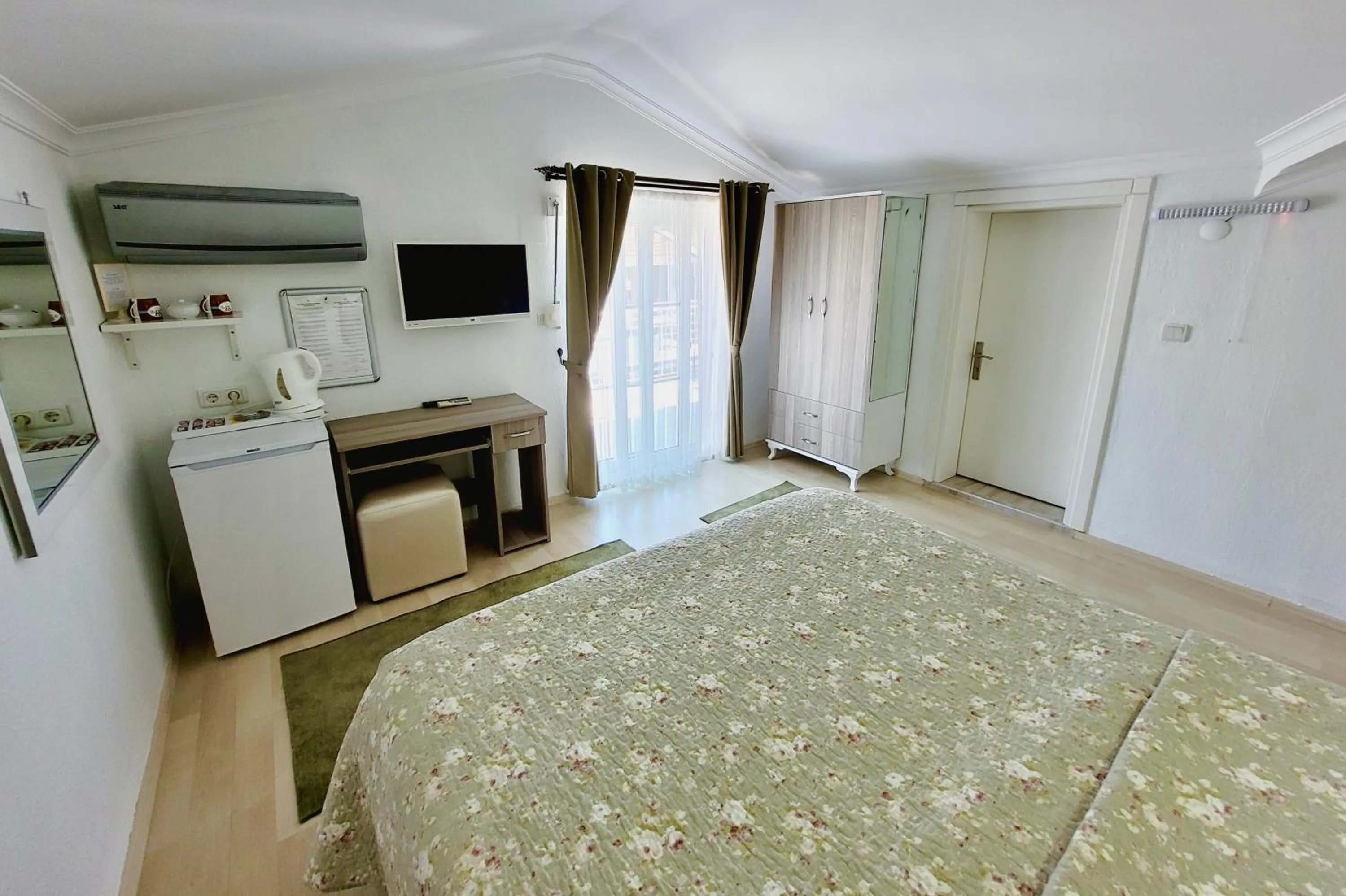 Photo of the whole room, Bed in Berg Hotel