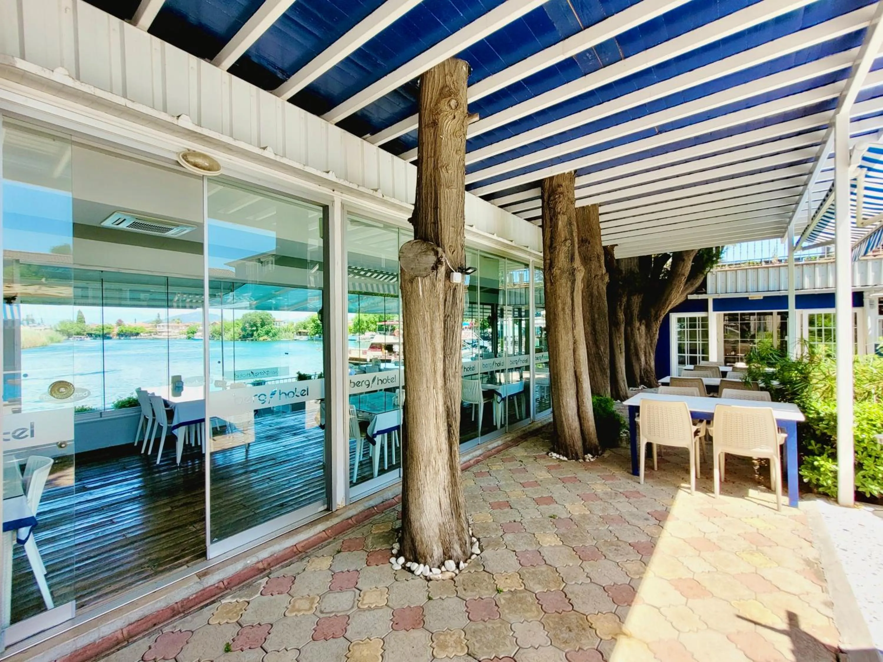 Restaurant/places to eat in Berg Hotel