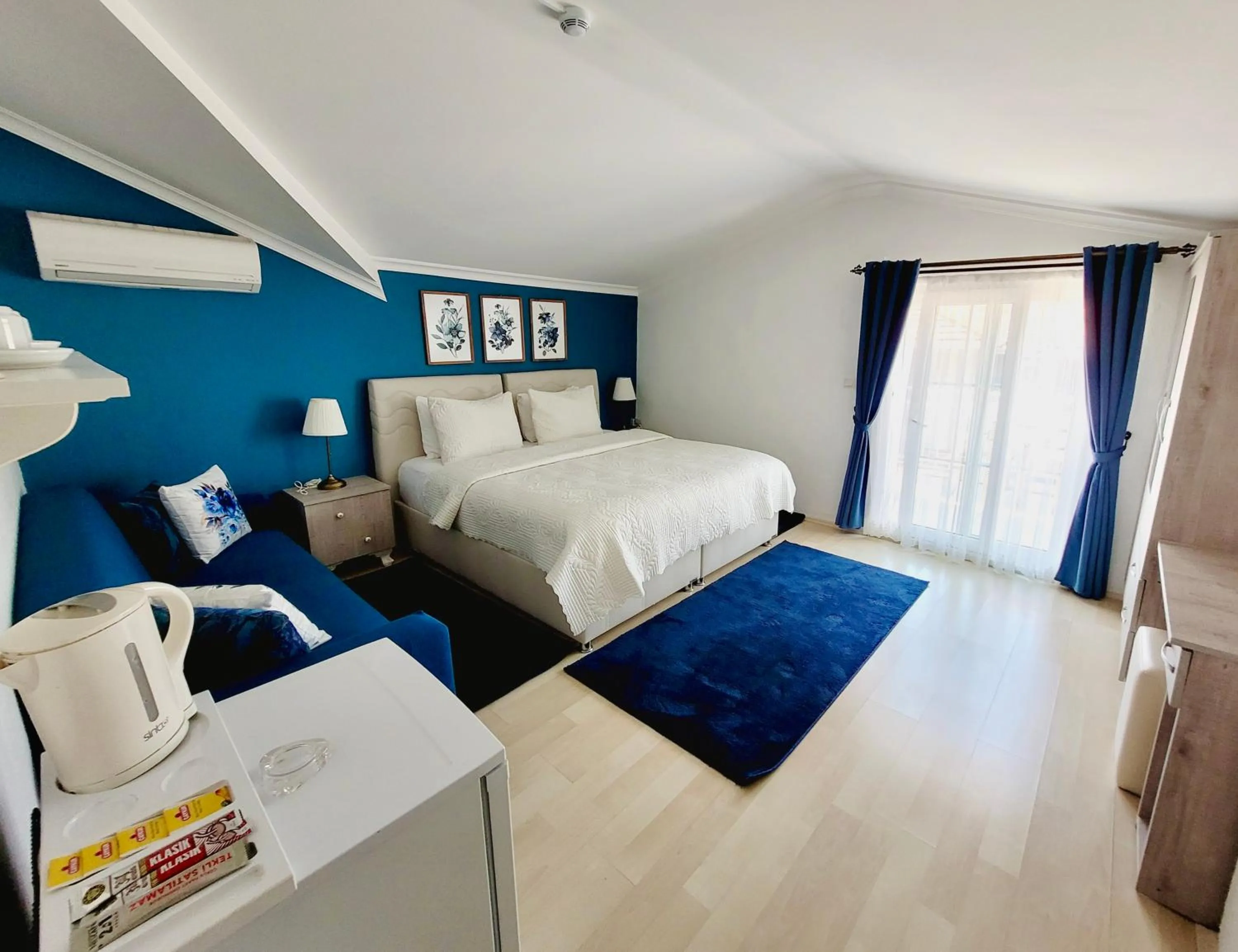 Photo of the whole room, Bed in Berg Hotel