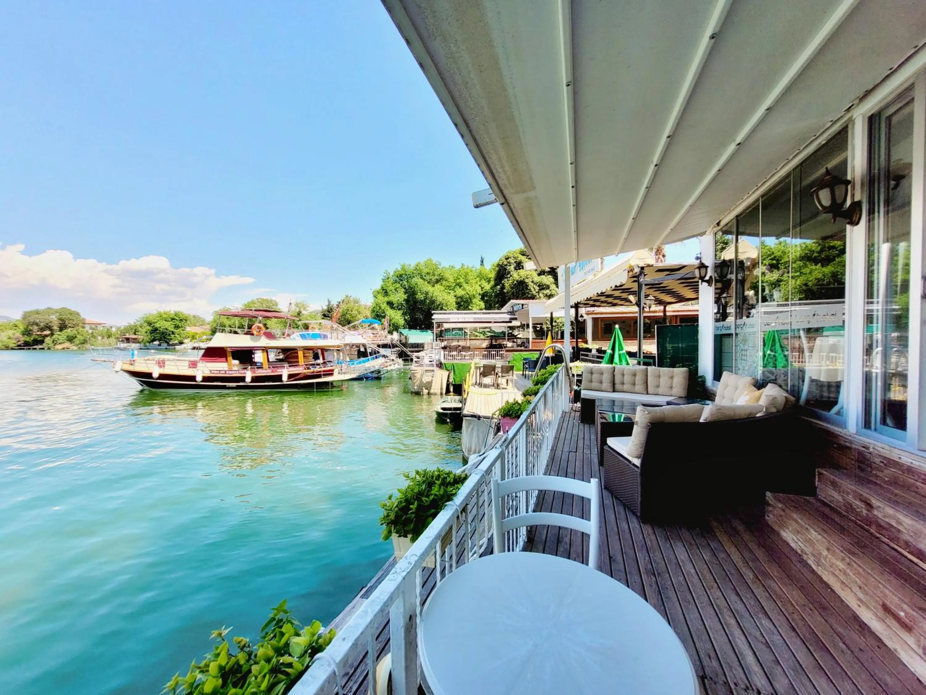 Restaurant/places to eat in Berg Hotel